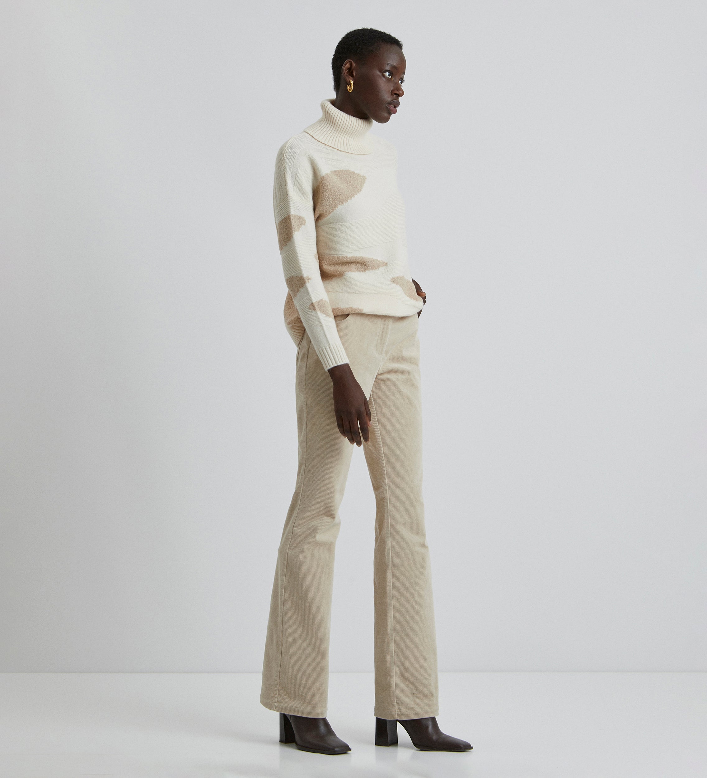 Flared elastic trousers