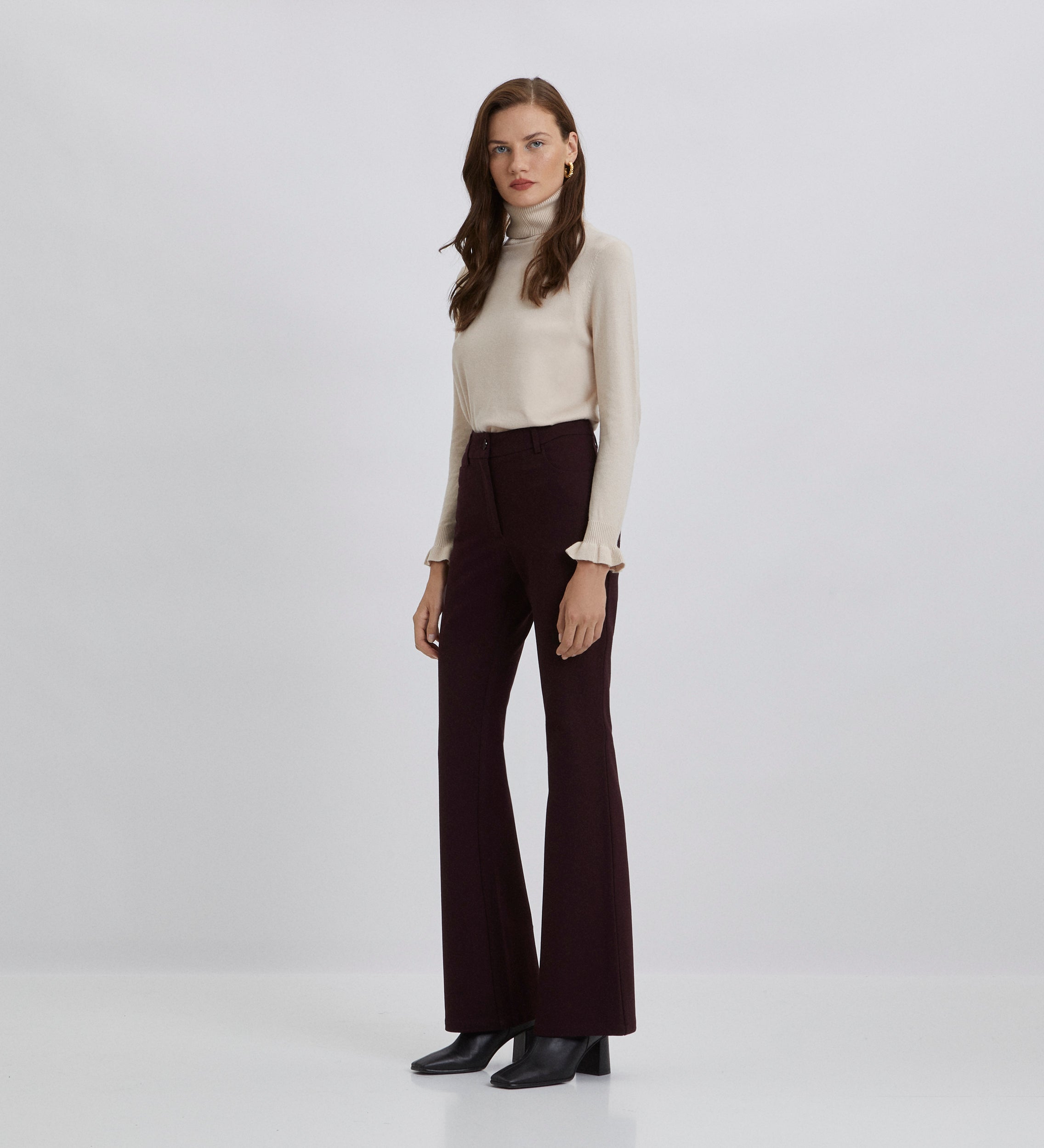 Flared elastic trousers
