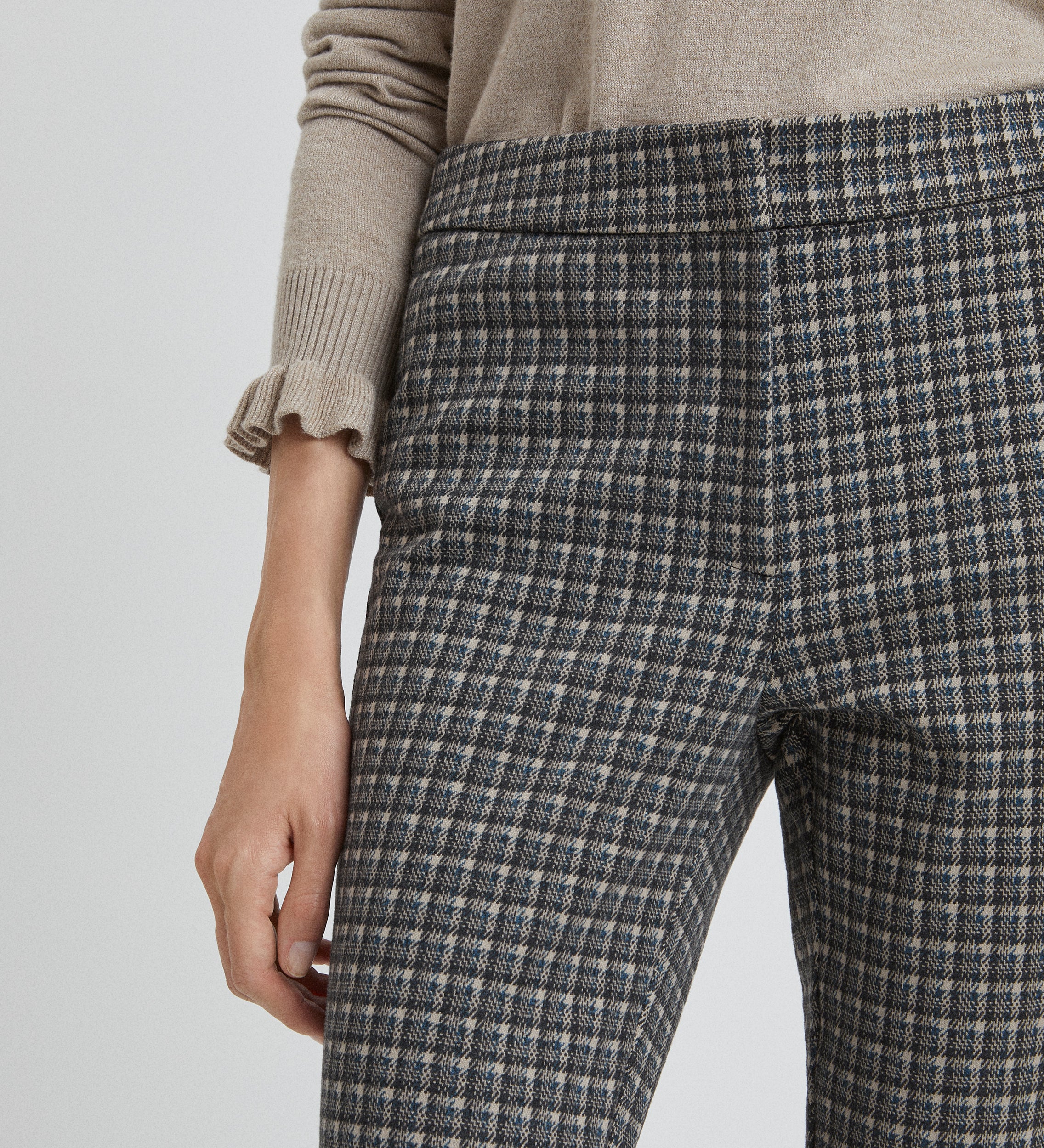 Flared elastic trousers