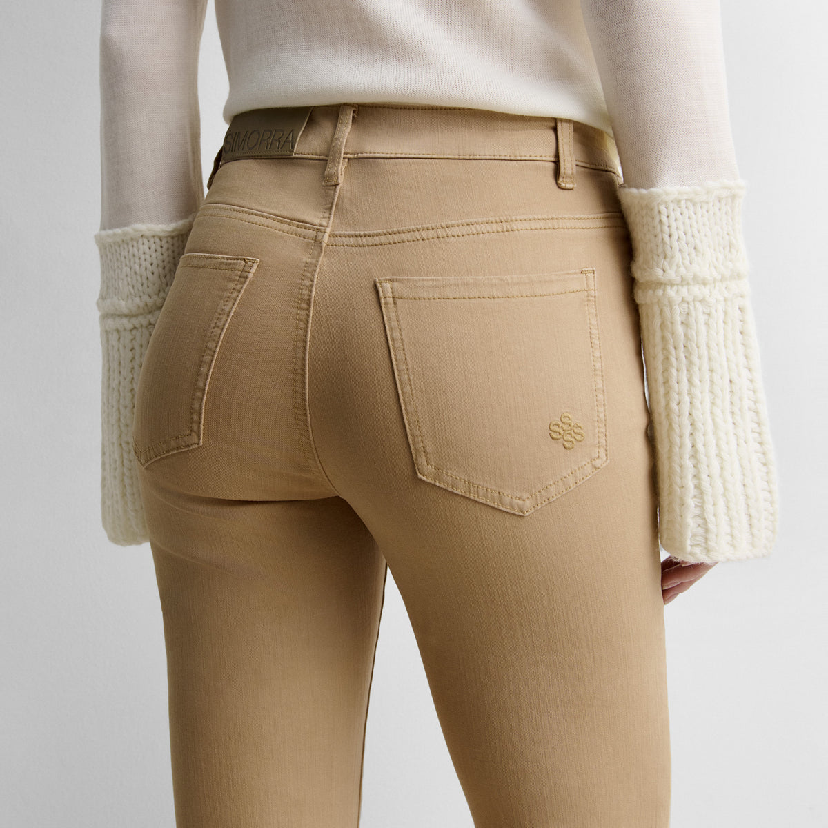 Pantalón bolsillos parche