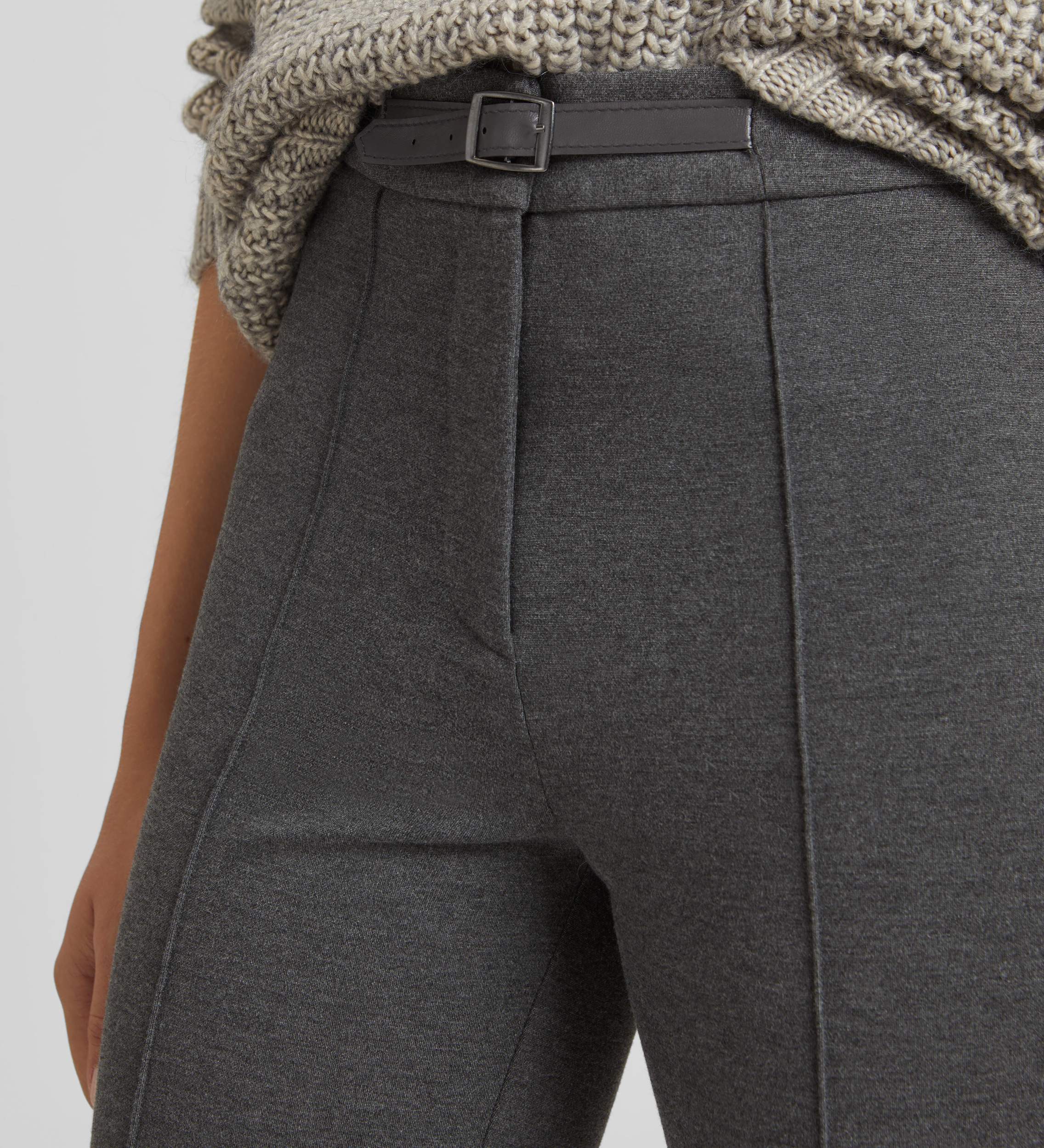 Pantalón elástico acampanado cinturón