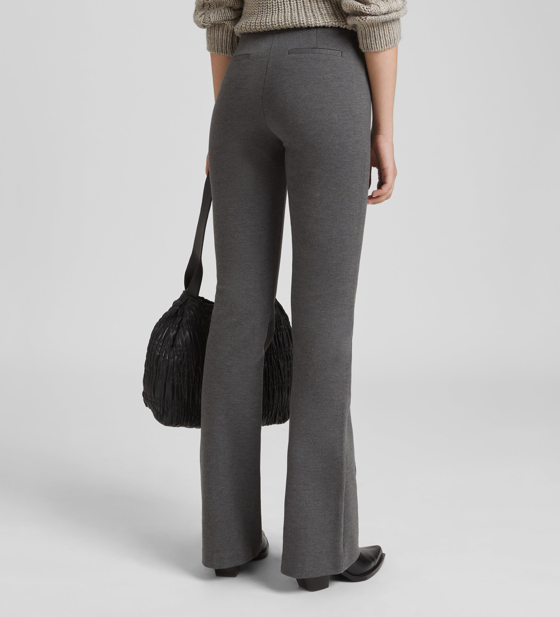 Pantalón elástico acampanado cinturón