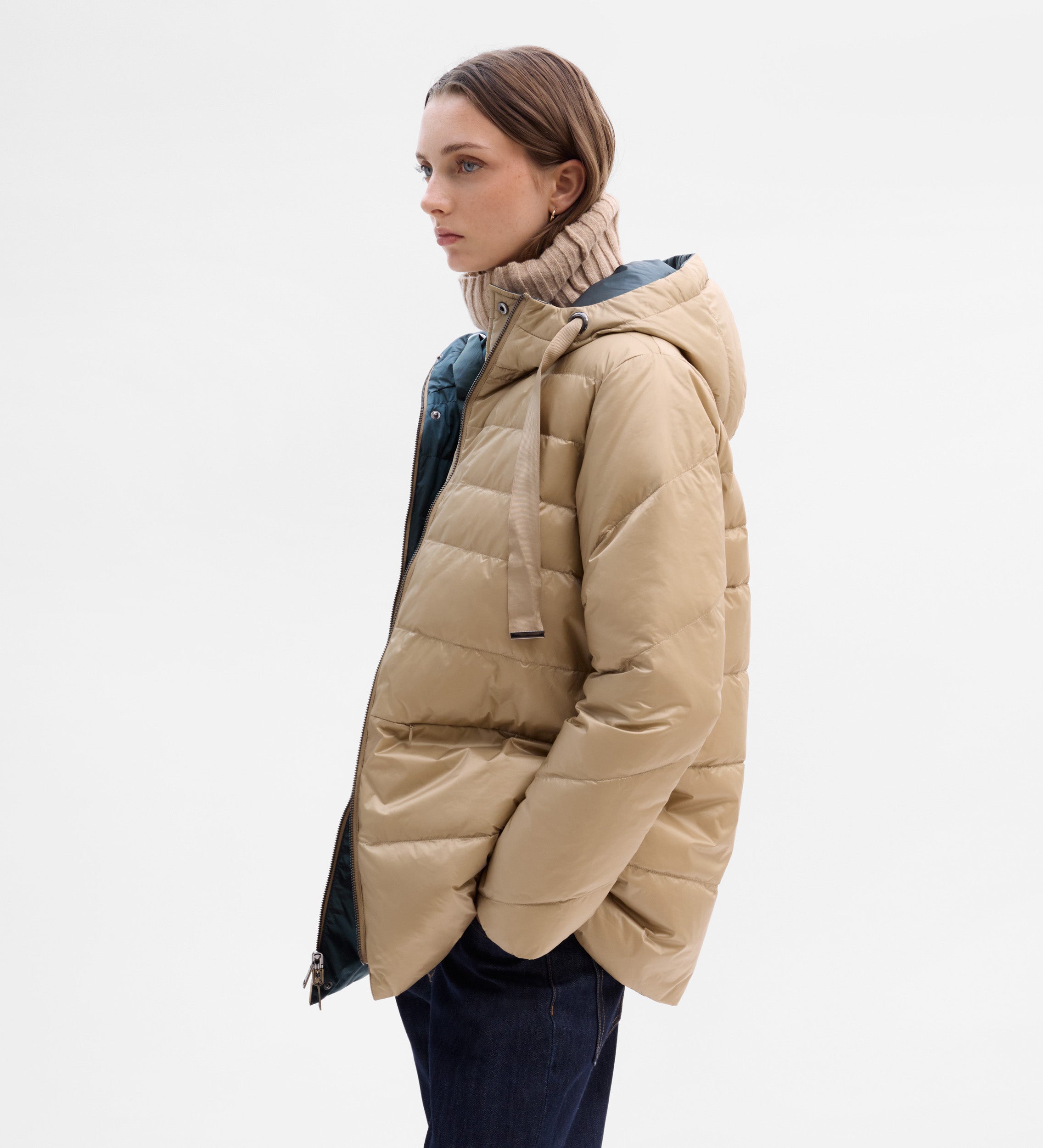Short reversible down jacket