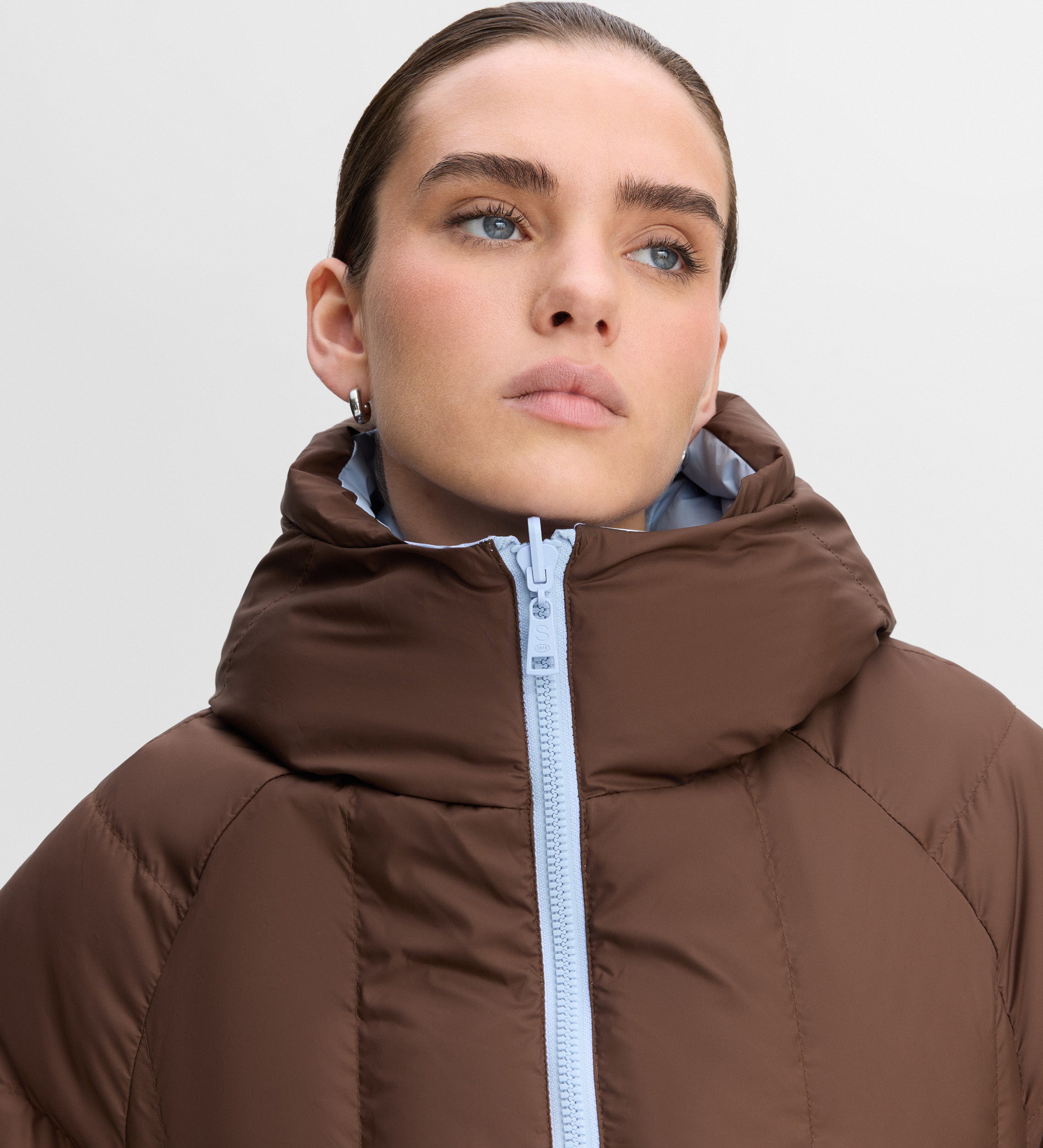 Short reversible down jacket