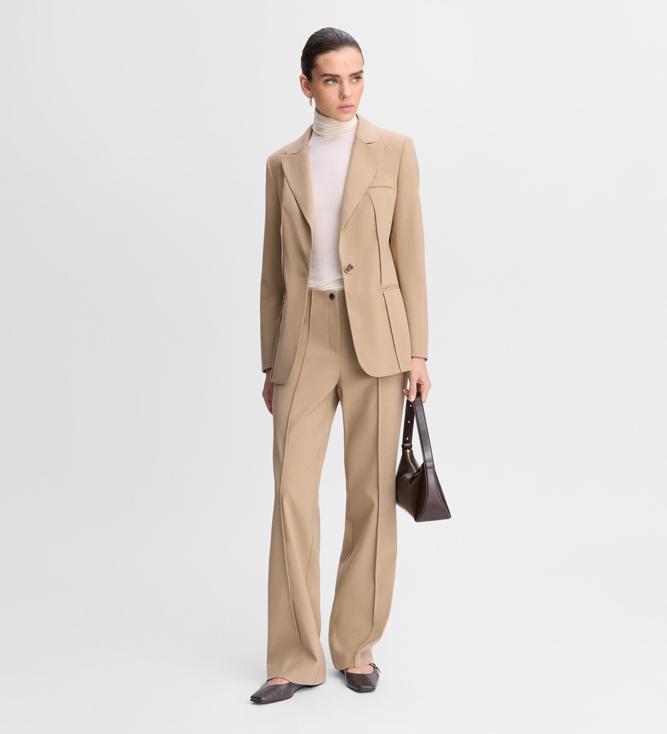 Fitted blazer with seams