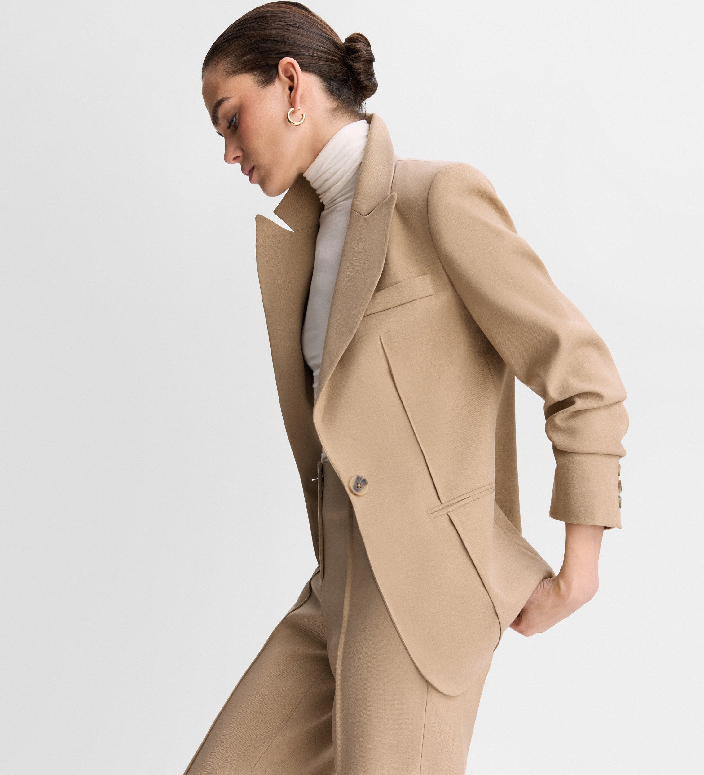 Fitted blazer with seams