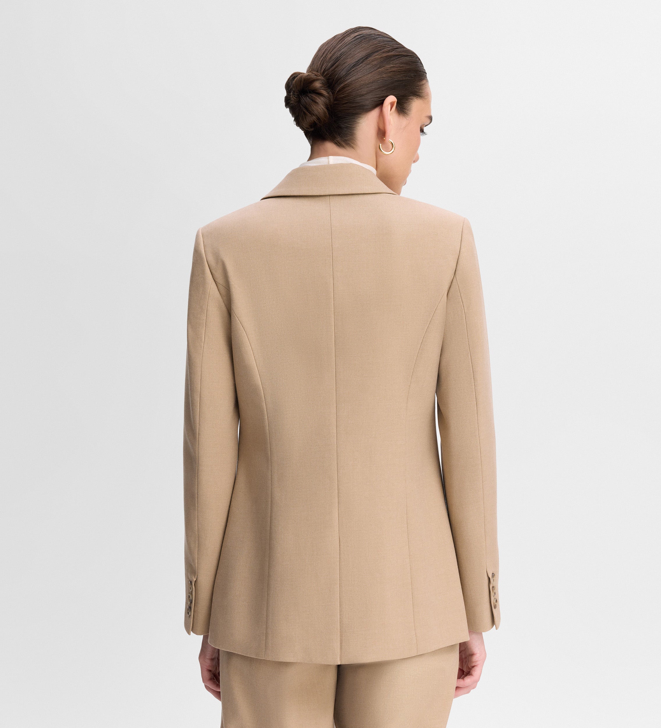 Fitted blazer with seams