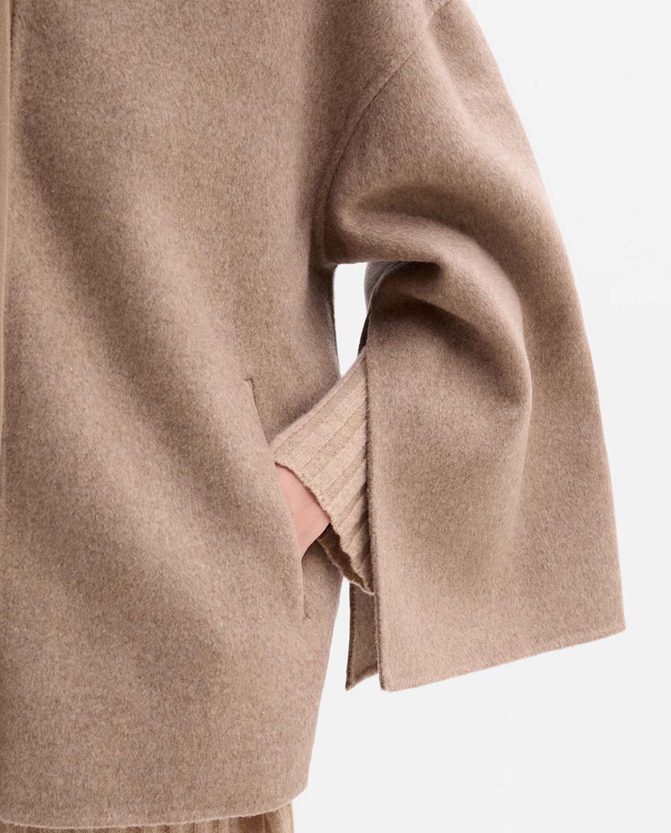 Jacket with sleeve opening