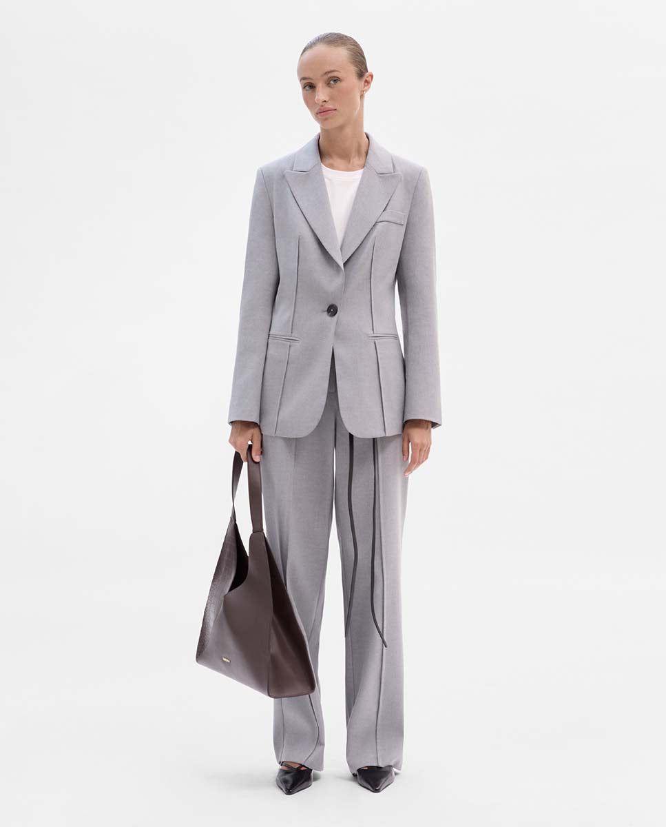 Fitted blazer with seams