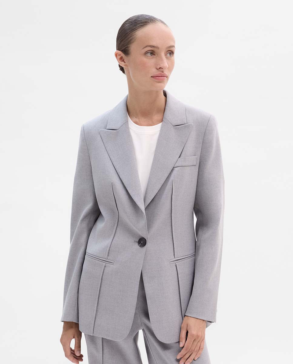 Fitted blazer with seams