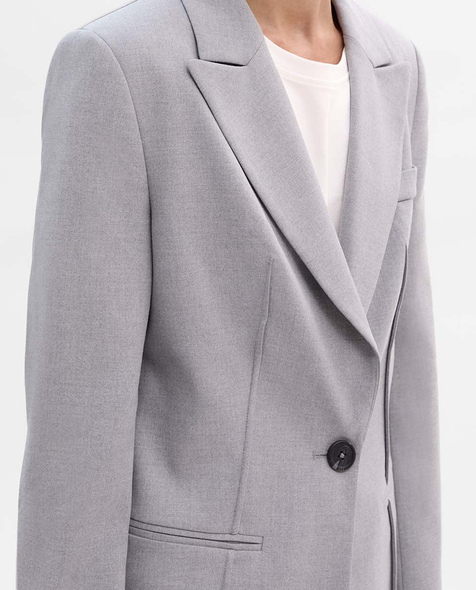 Fitted blazer with seams