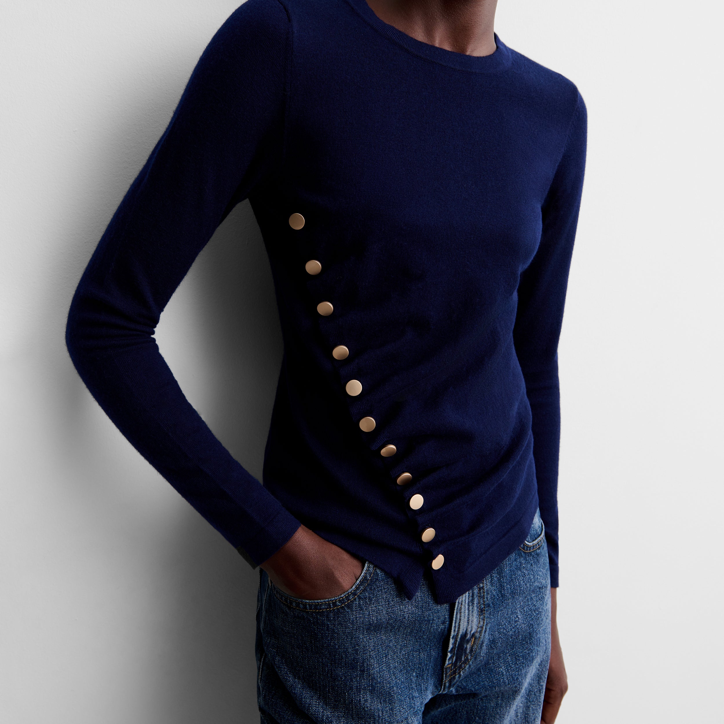 Pull drapé à boutons