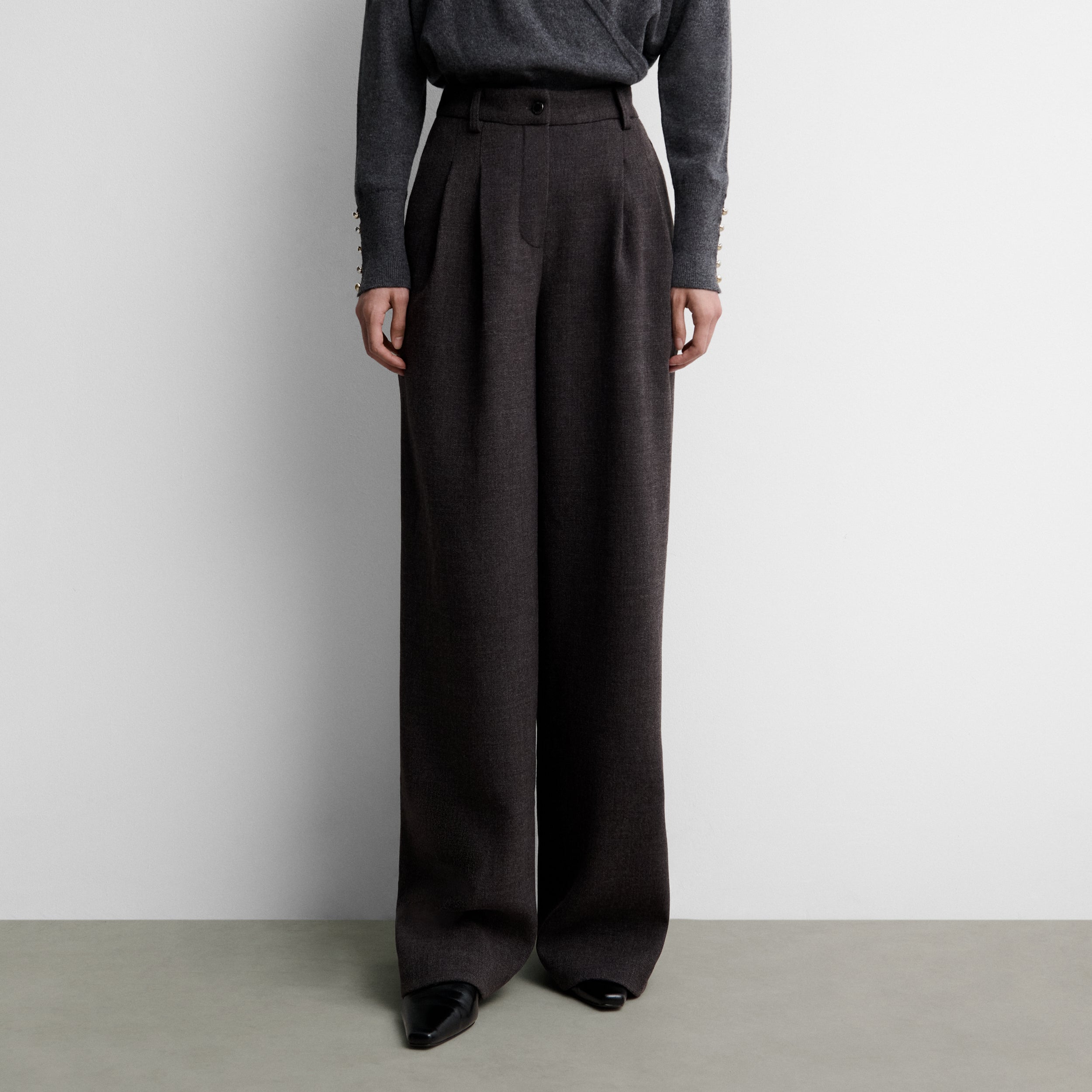 Wide trousers with darts