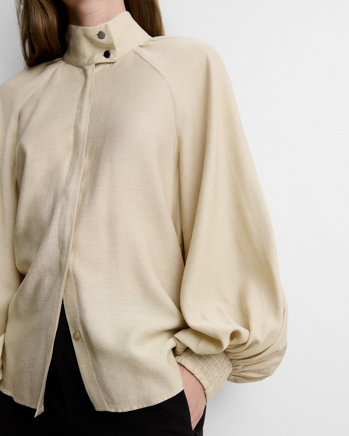 Blusa fluida cuello chimena
