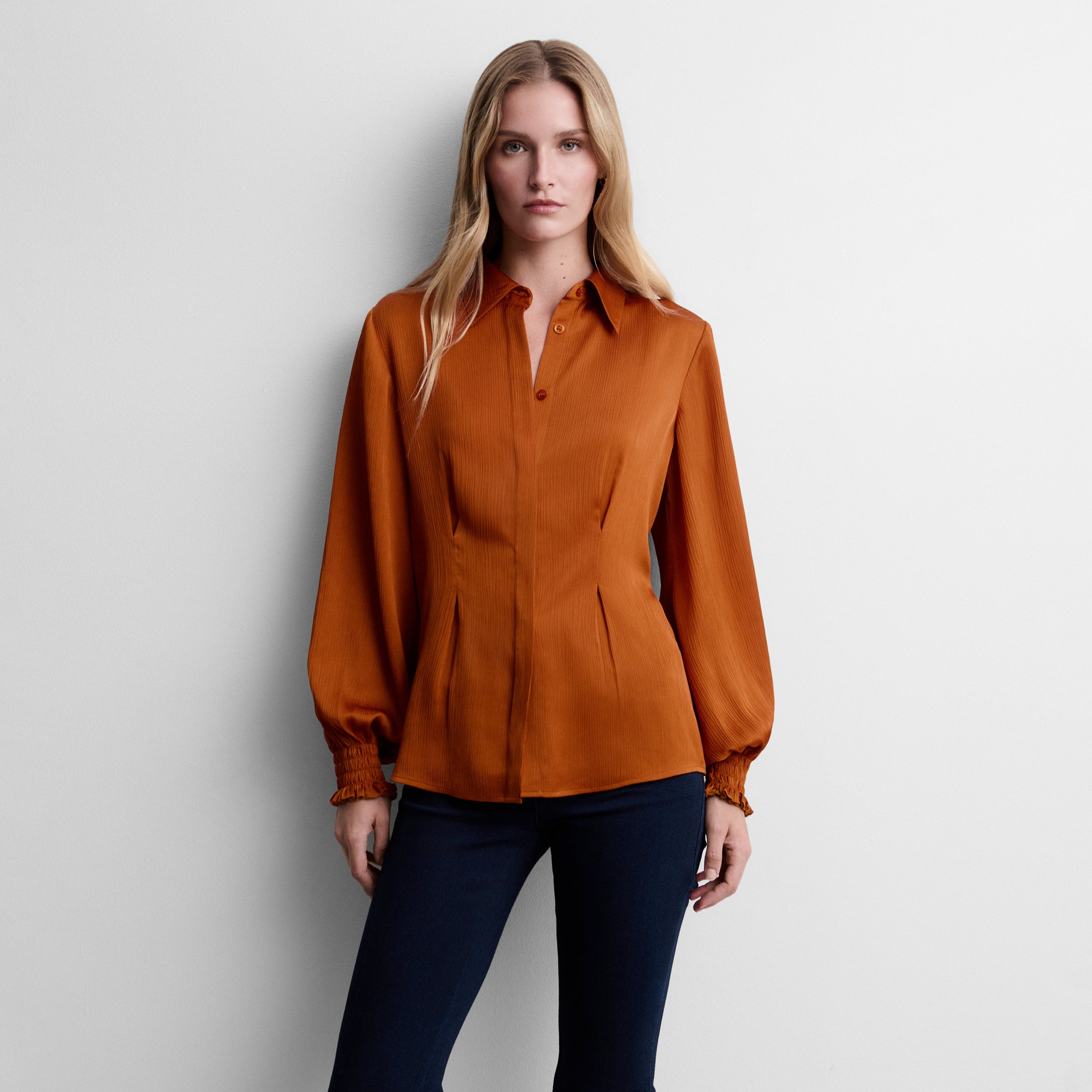 Fluid shirt with darts