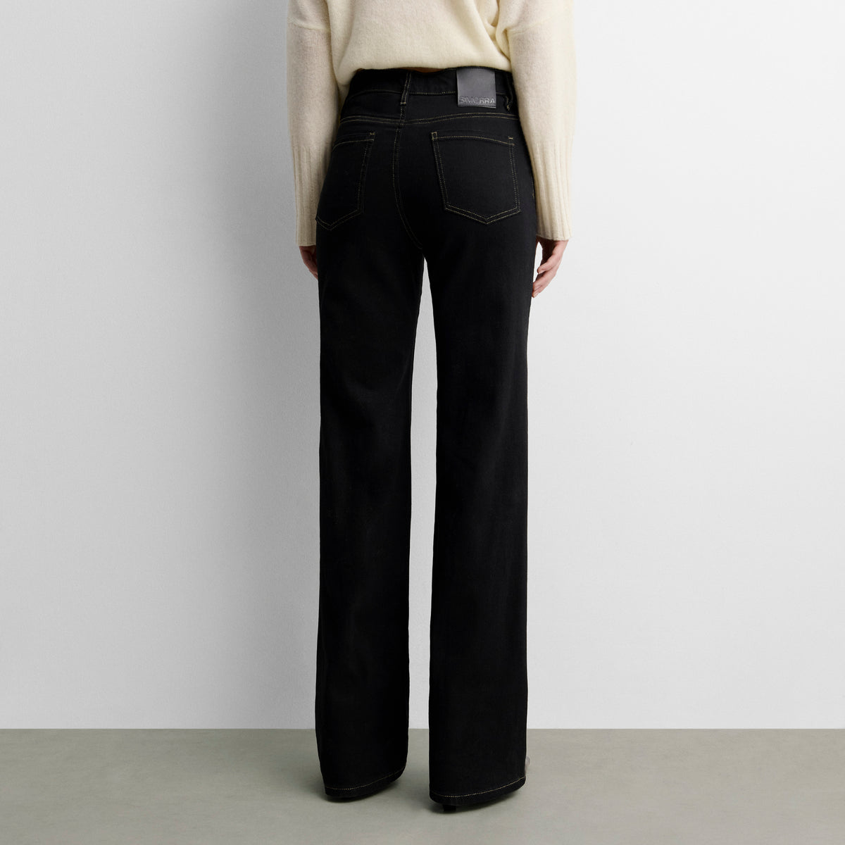 Pantalón sarga pespuntes contraste