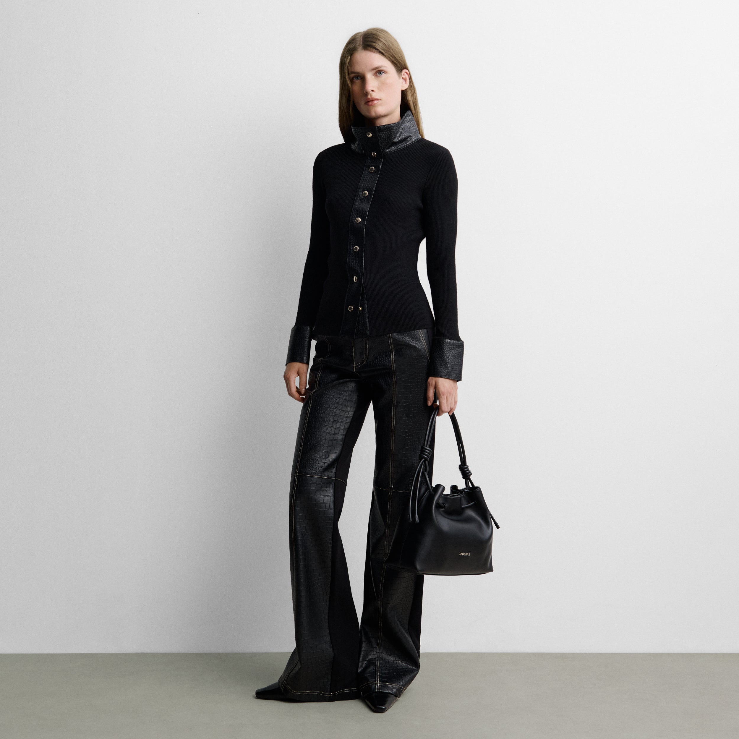 Two-material trousers with topstitching