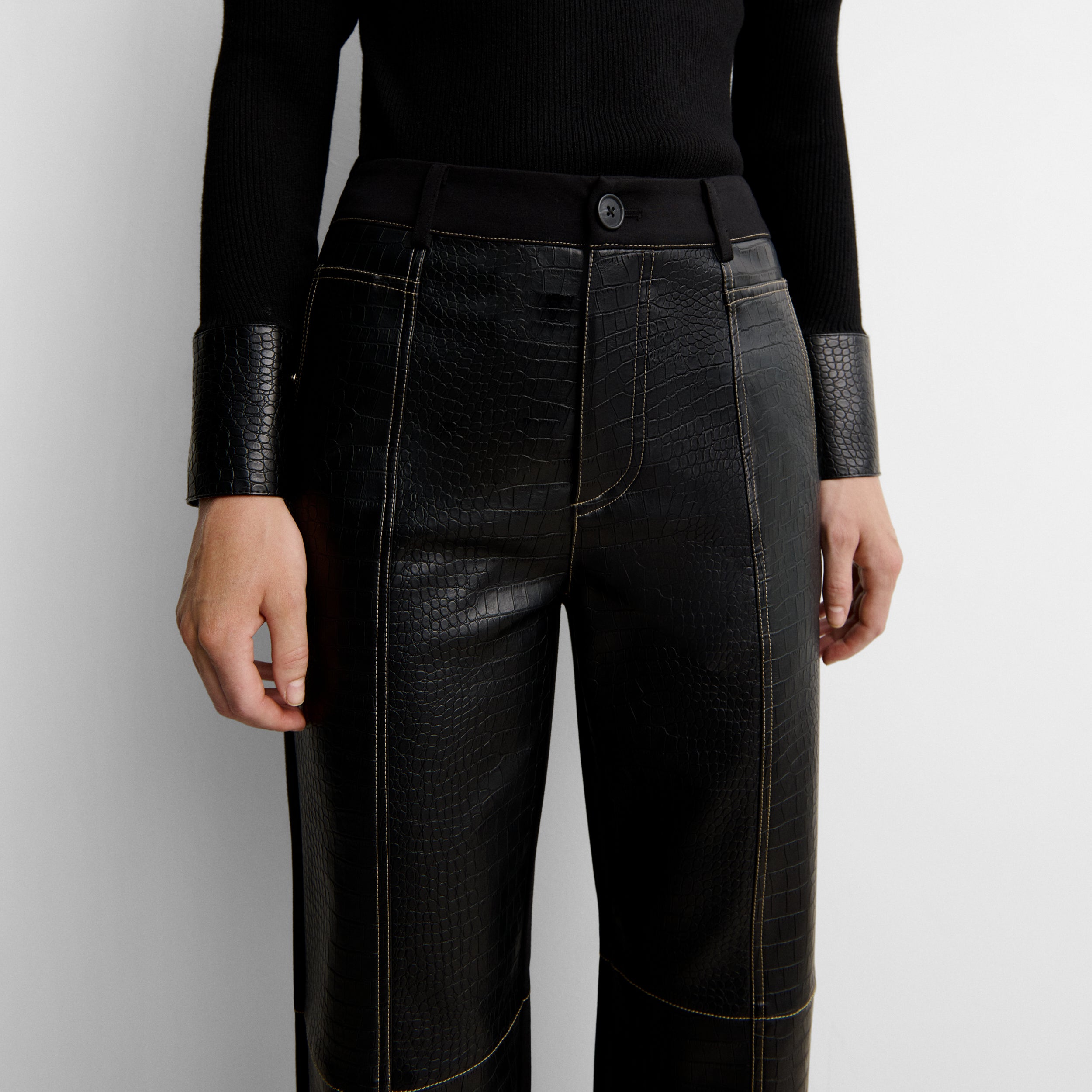 Two-material trousers with topstitching