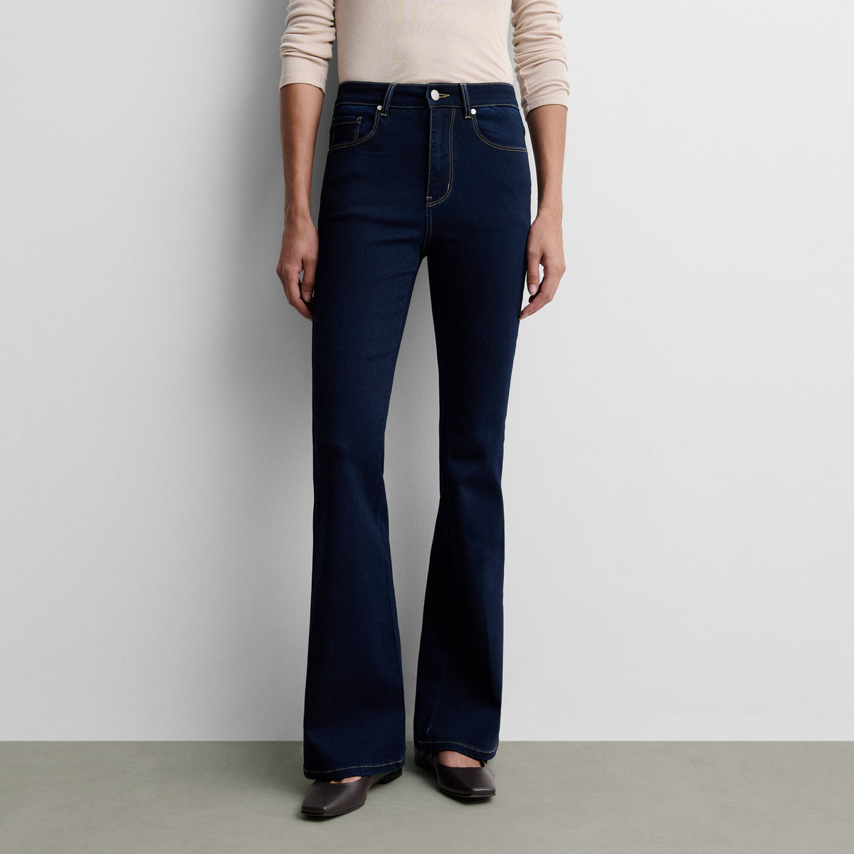 Pantalón vaquero acampanado