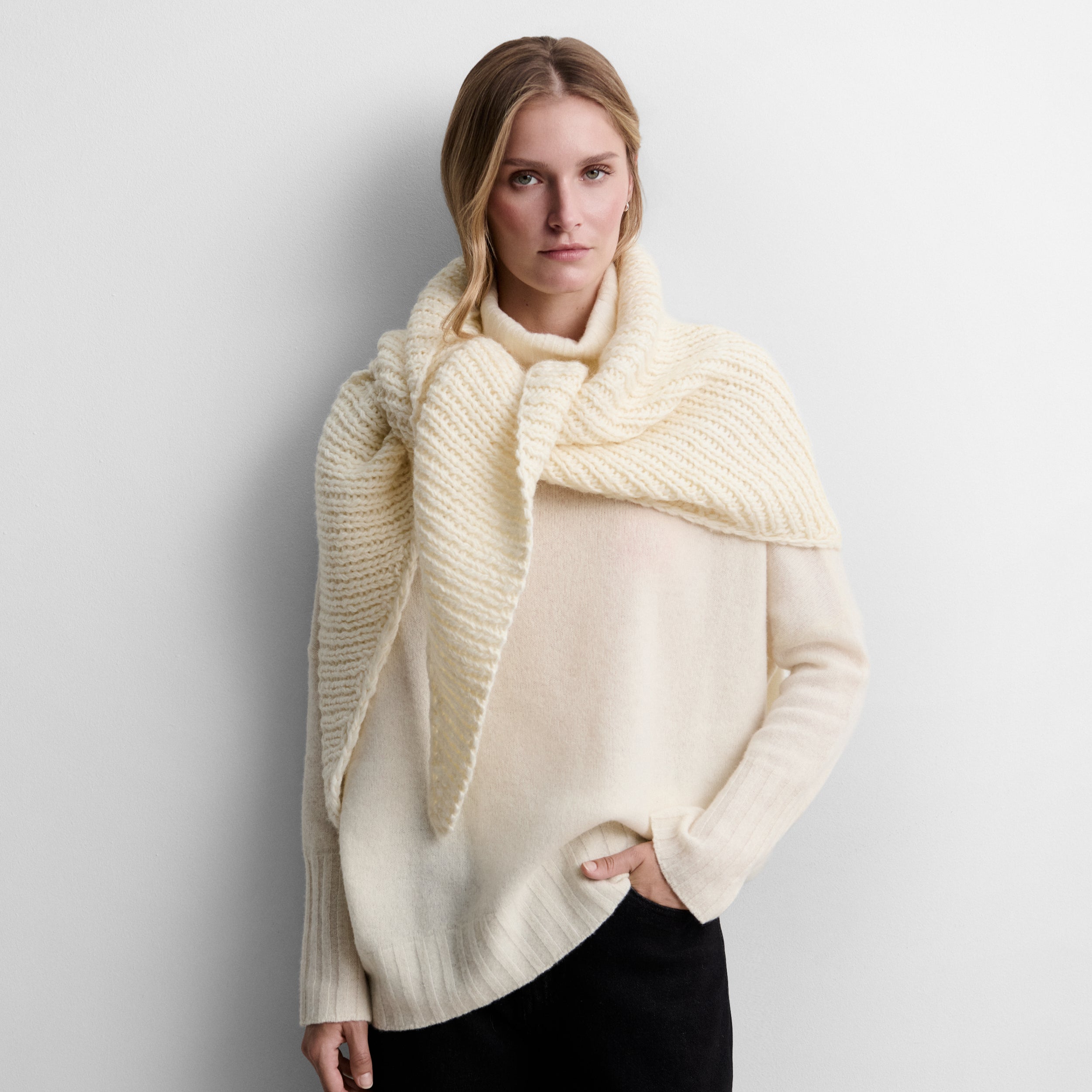 Triangular knit scarf