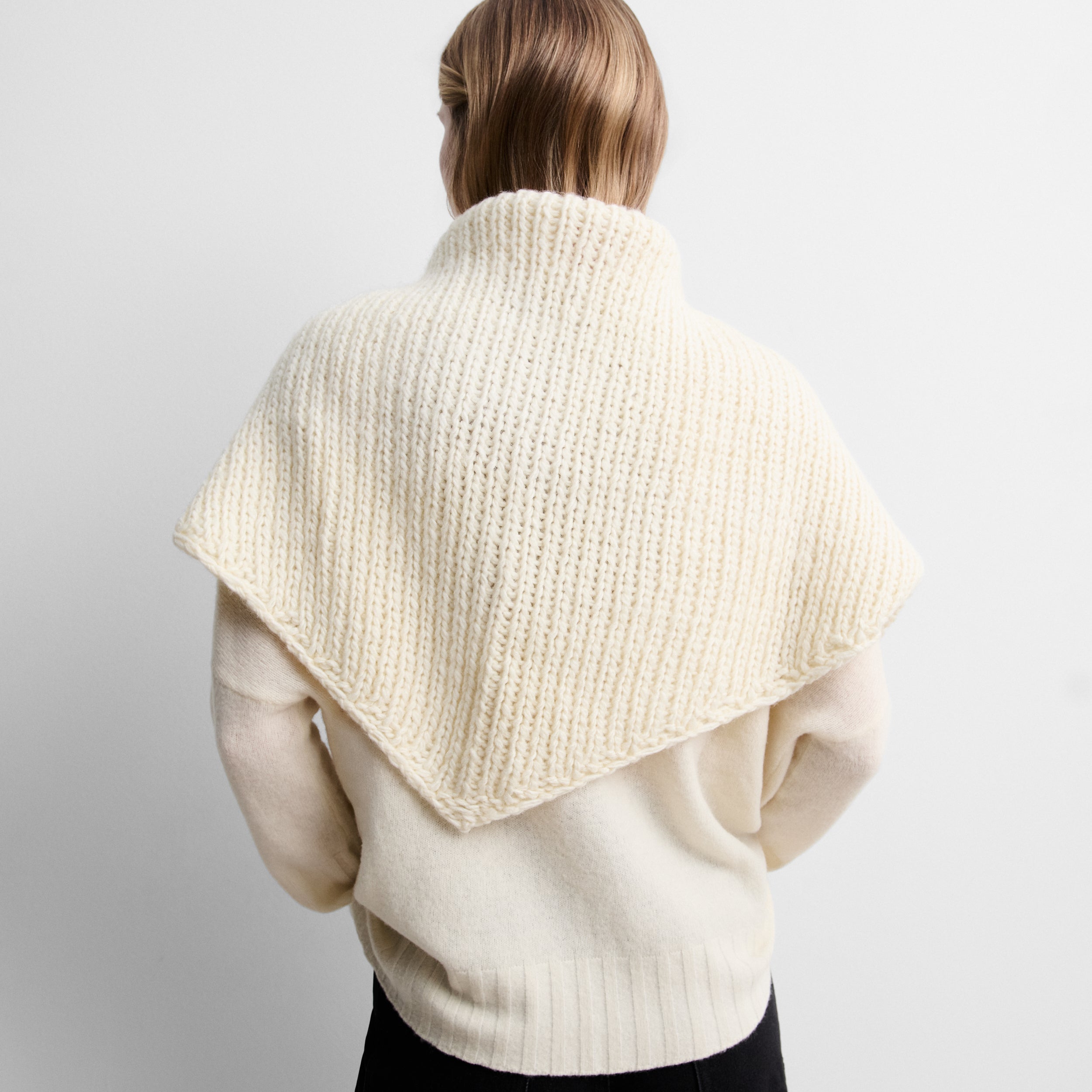 Triangular knit scarf