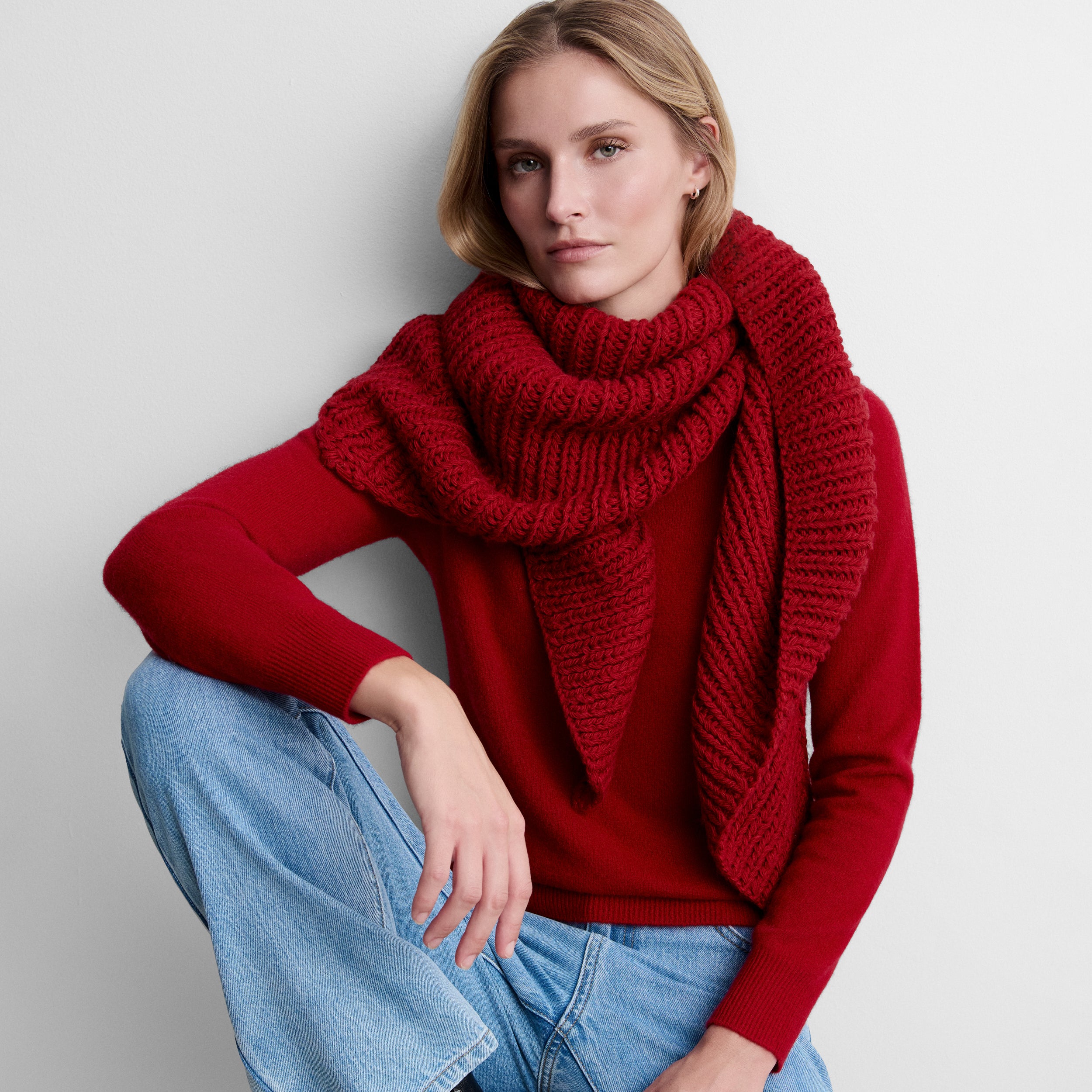 Triangular knit scarf