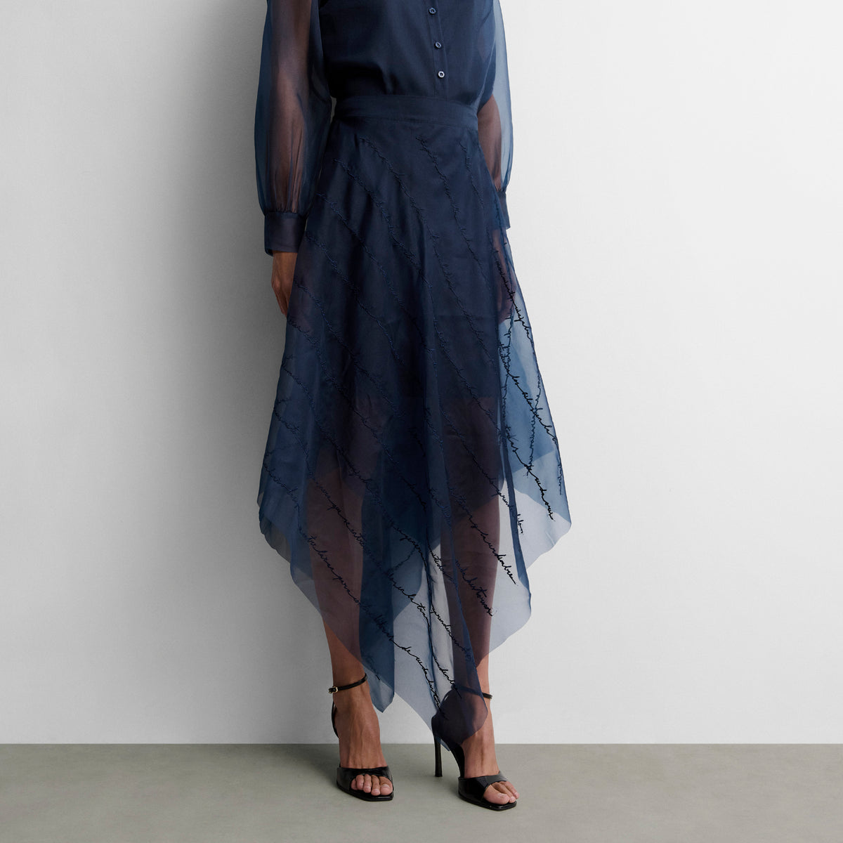 Falda organza bordada