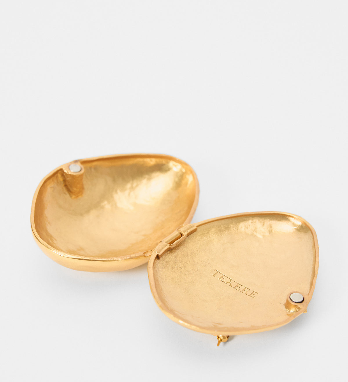 Broche dorado relicario