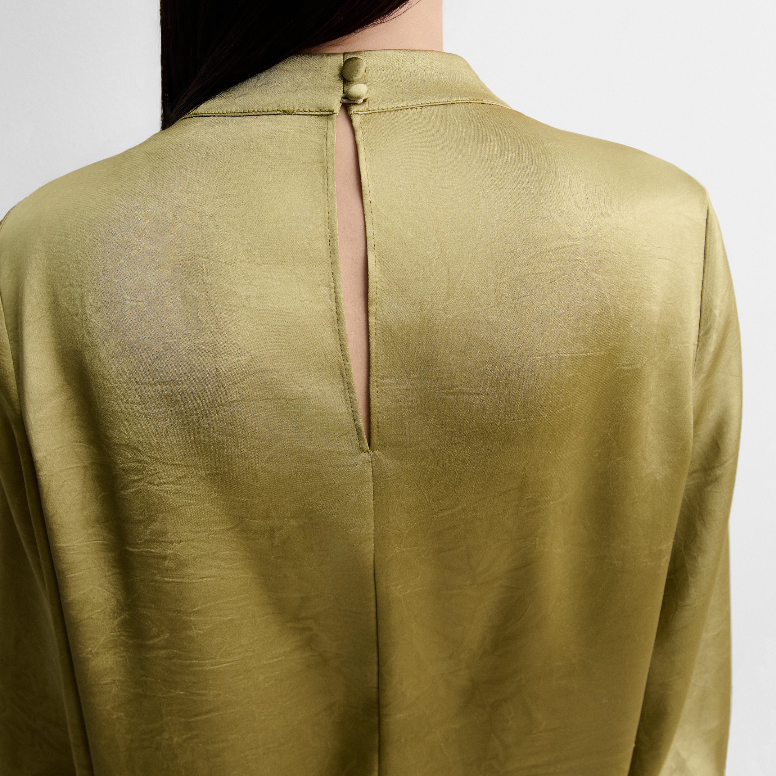 Blouse satinée à plumes