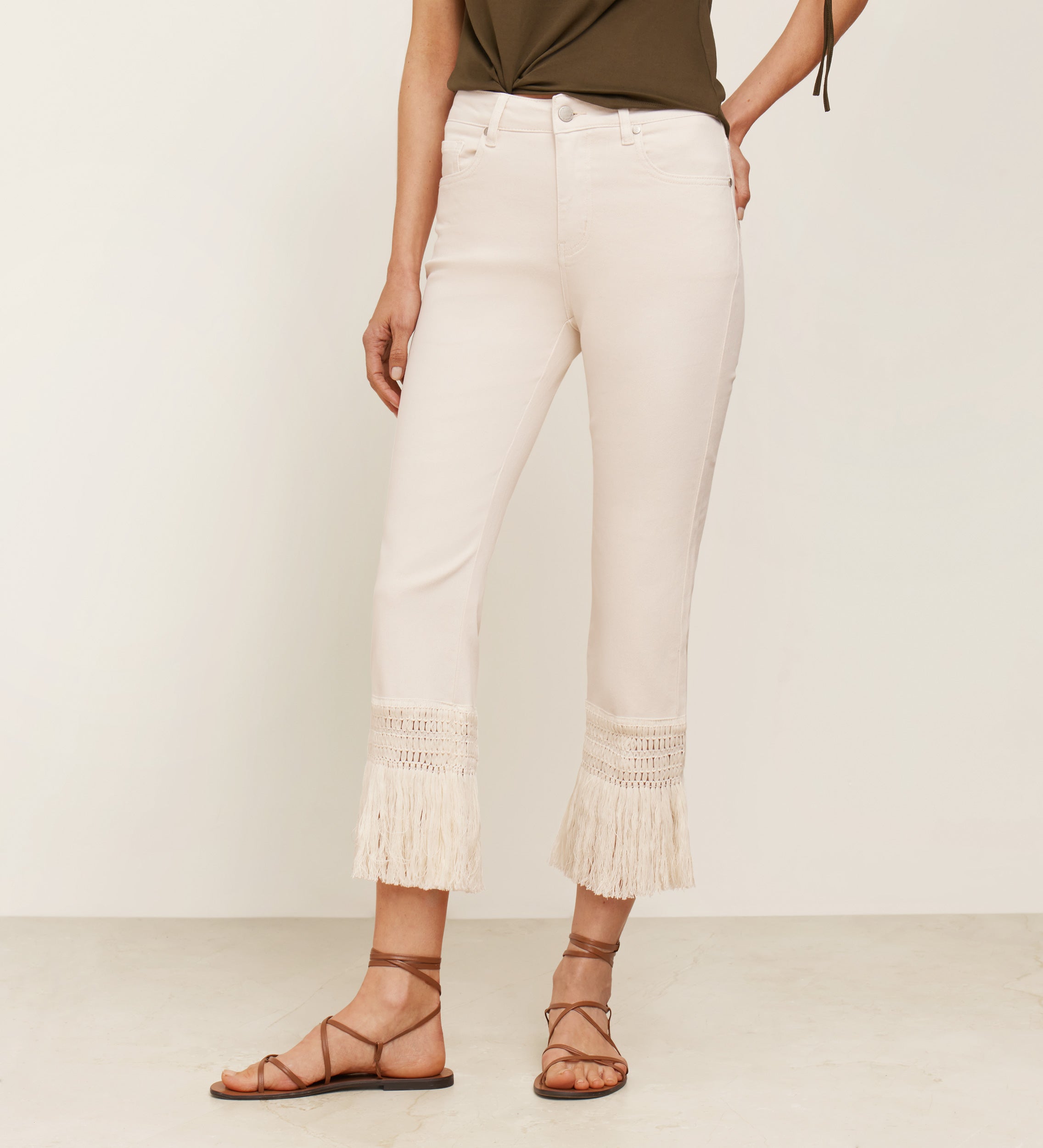 Pantalón bajo flecos