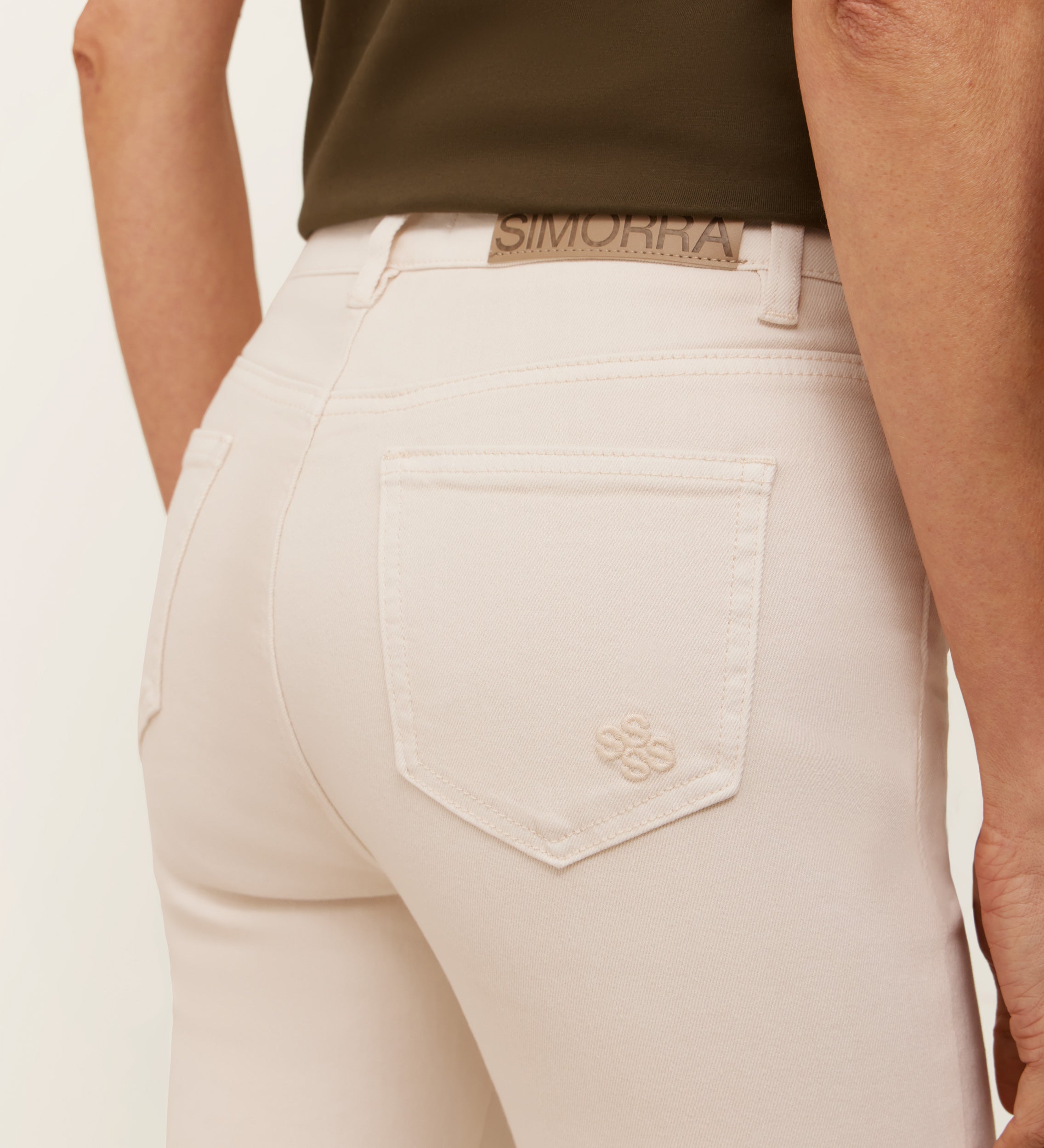 Pantalón bajo flecos