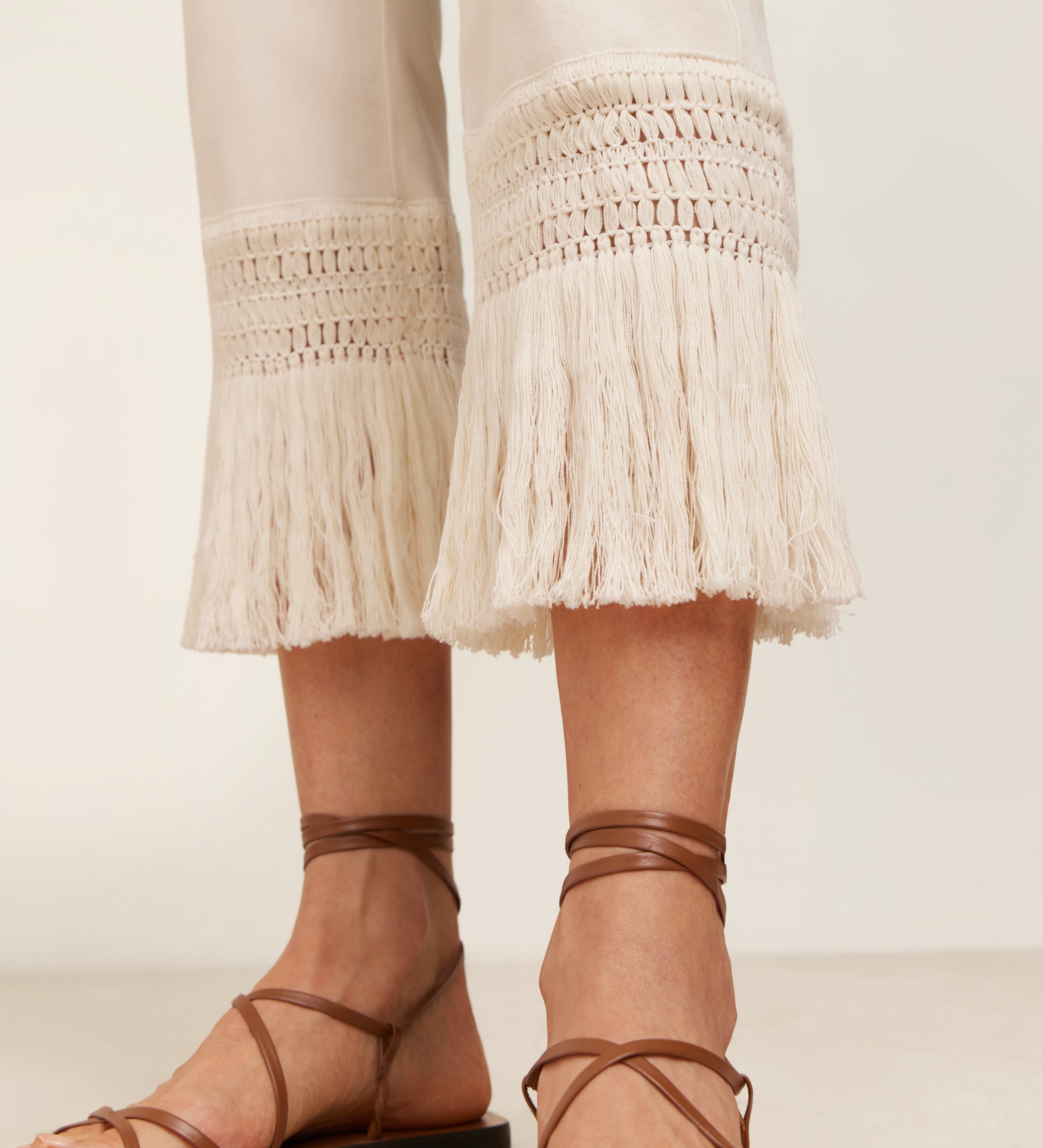 Pantalón bajo flecos