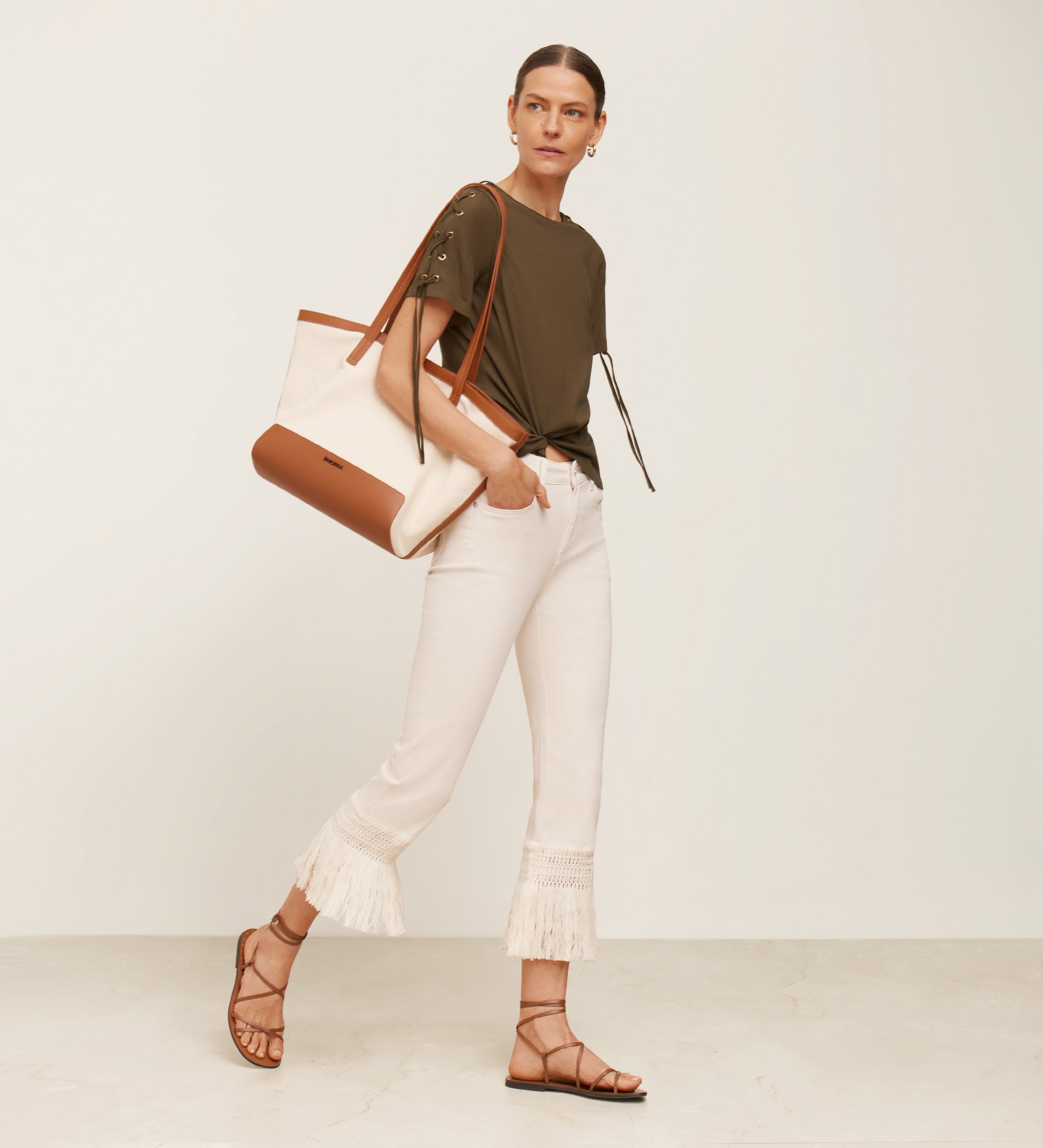 Pantalón bajo flecos