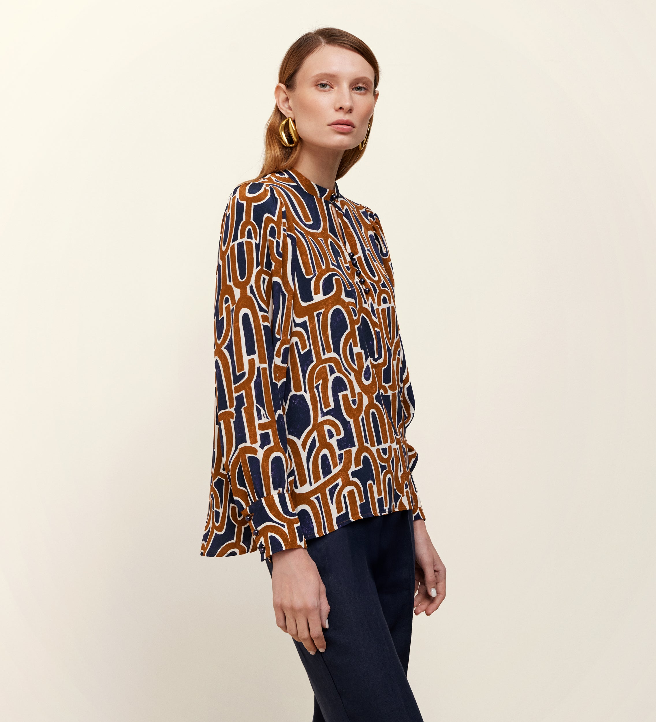 Blusa estampada cuello mao