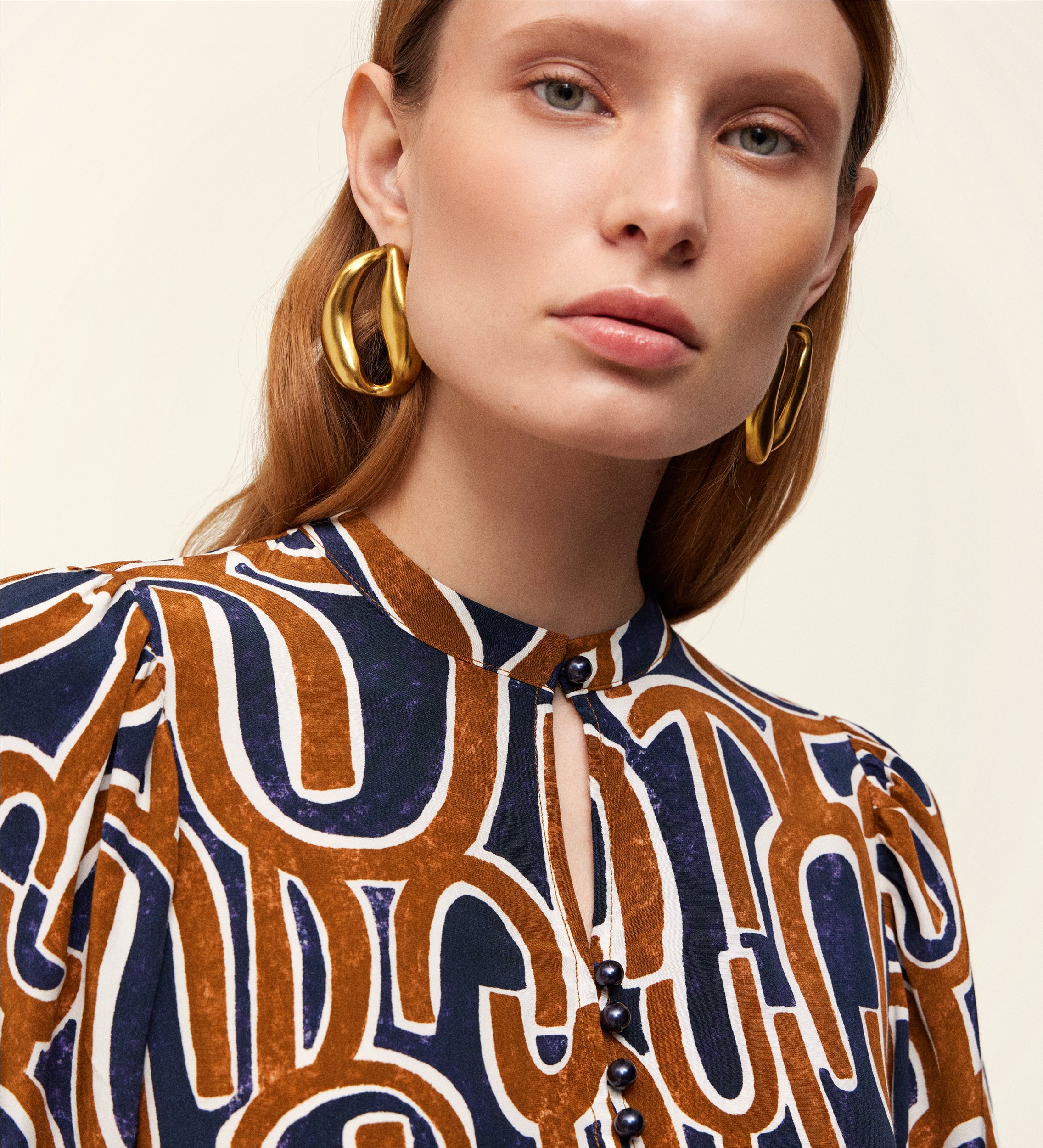 Blusa estampada cuello mao