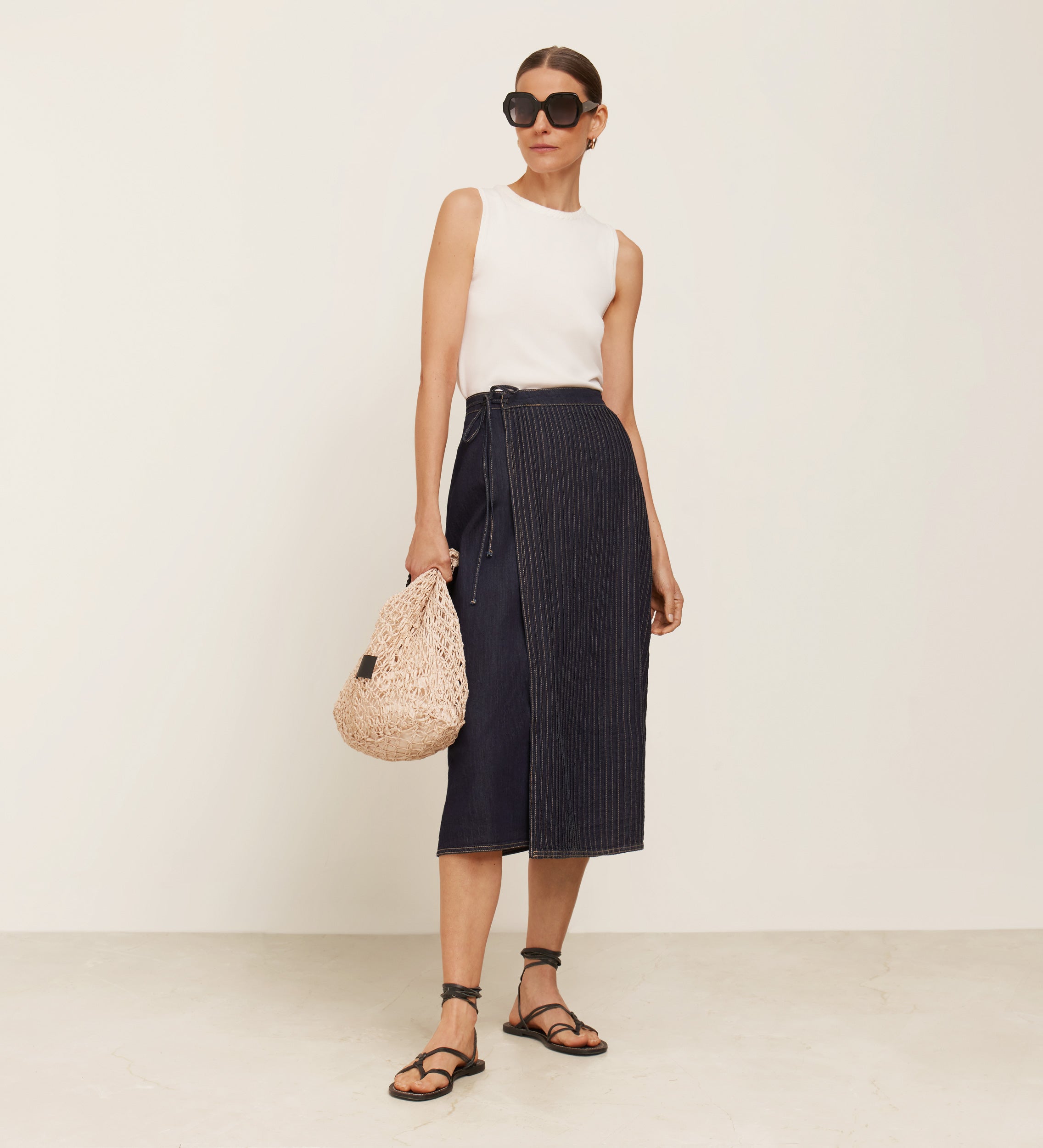 Falda jaretas con pespuntes a contraste