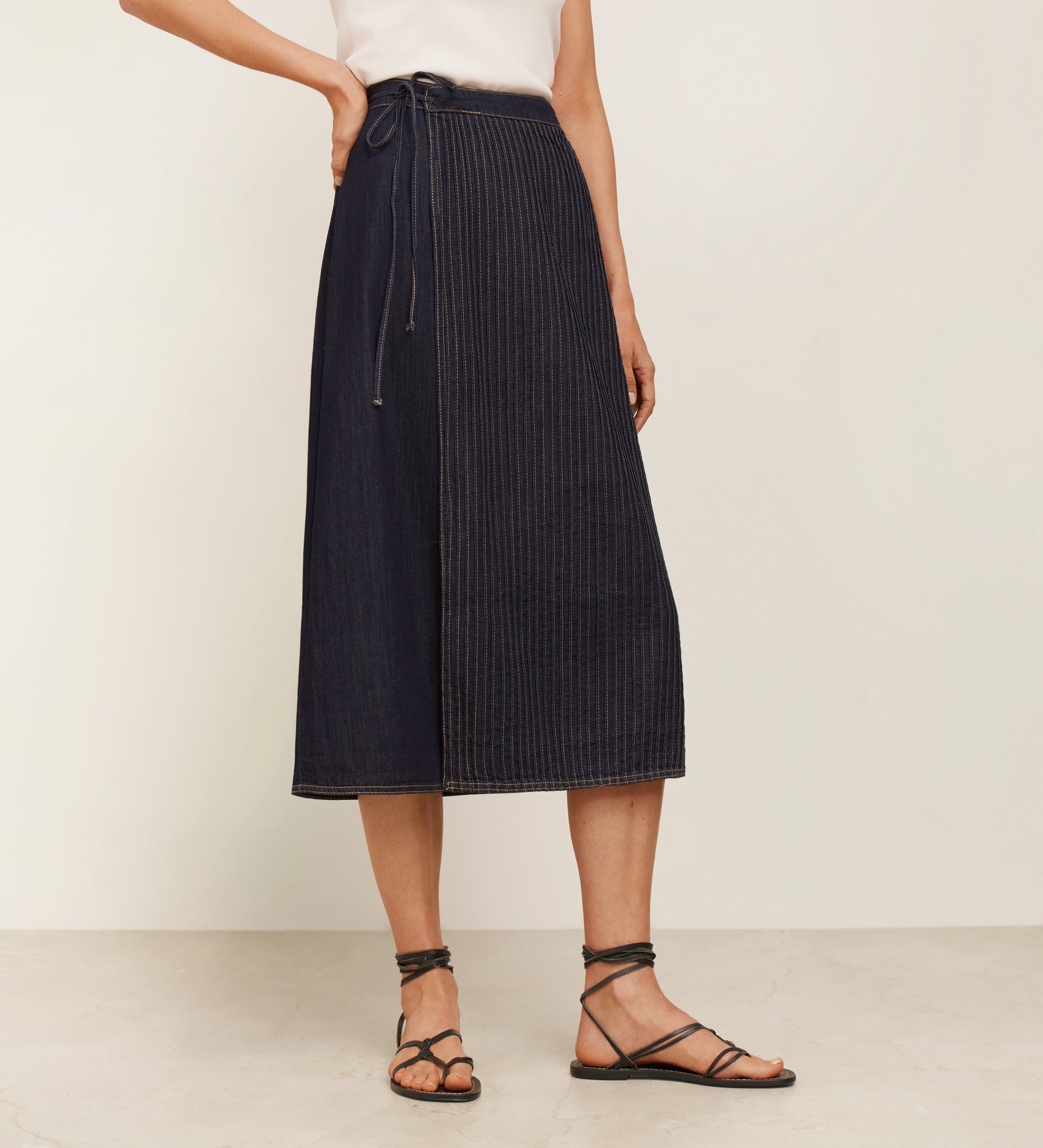 Falda jaretas con pespuntes a contraste