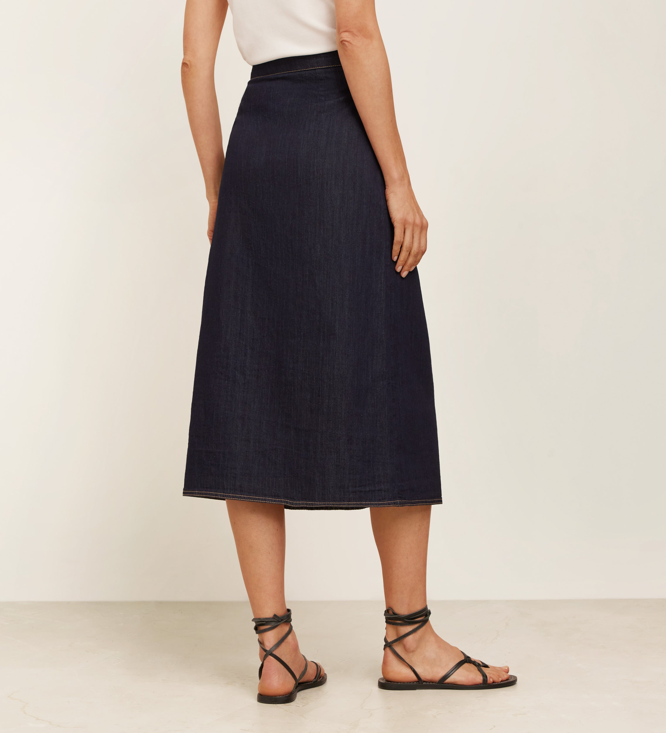 Falda jaretas con pespuntes a contraste