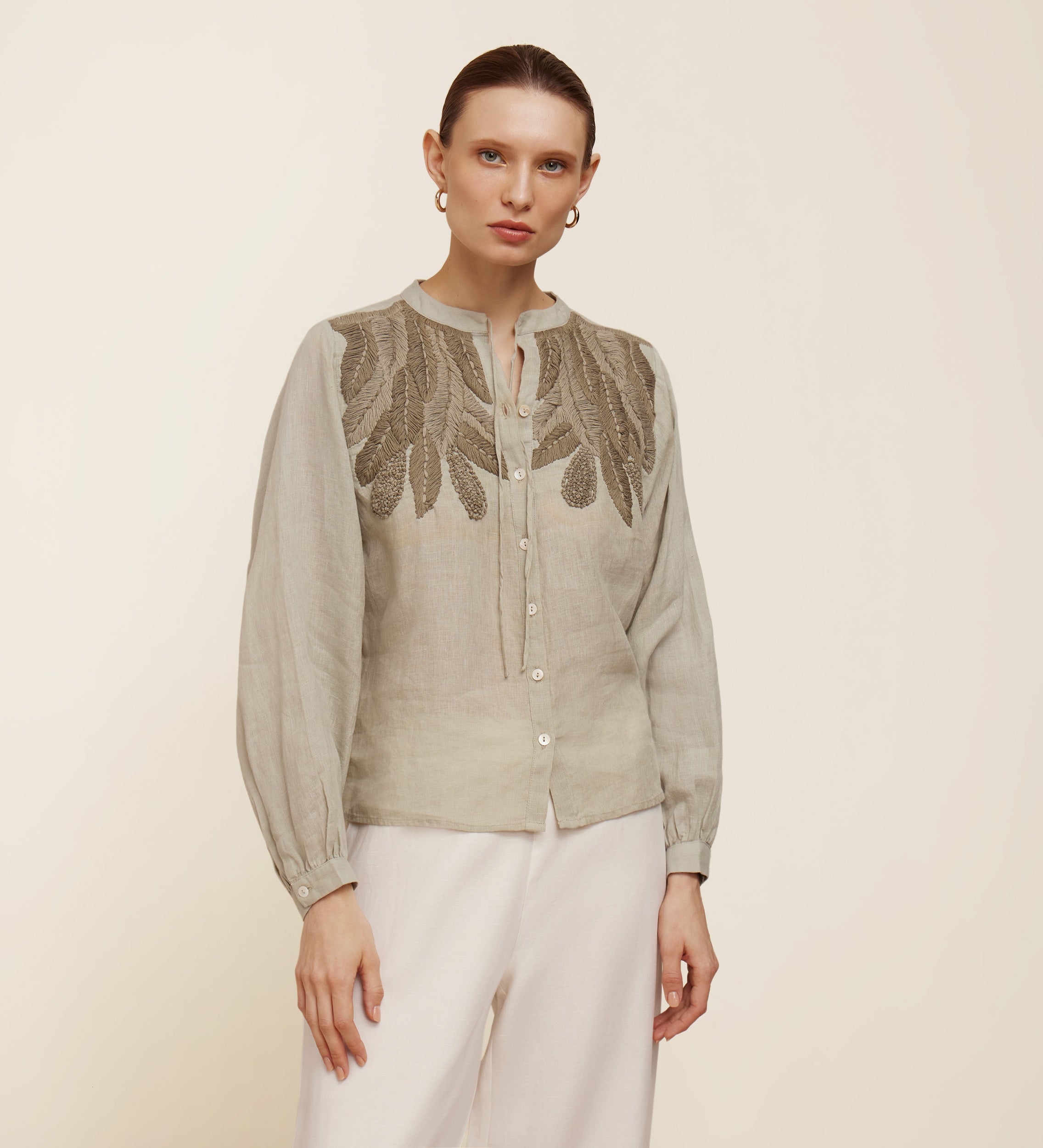 Blusa bordada a mano