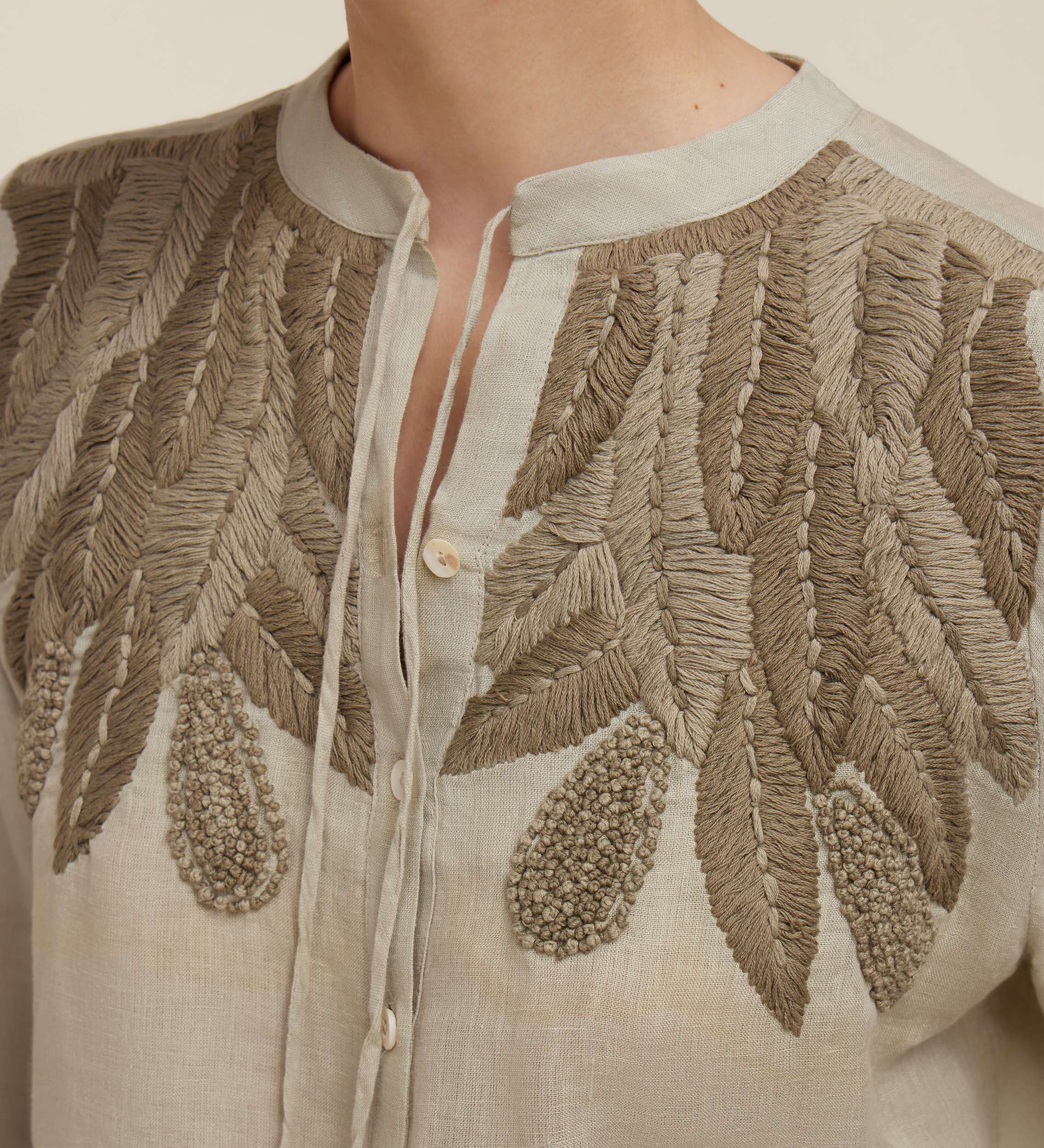 Blusa bordada a mano