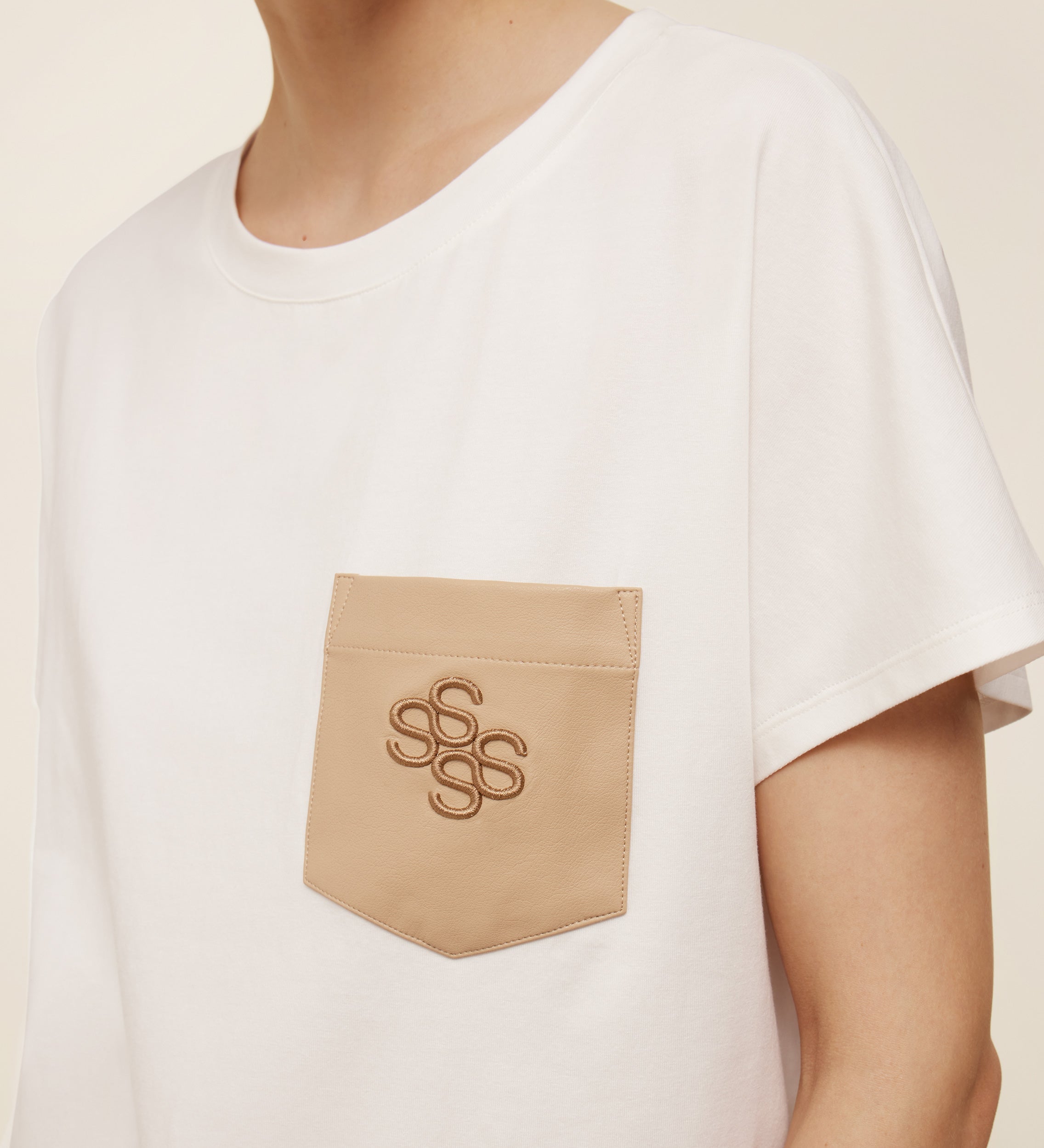 Camiseta bolsillo piel