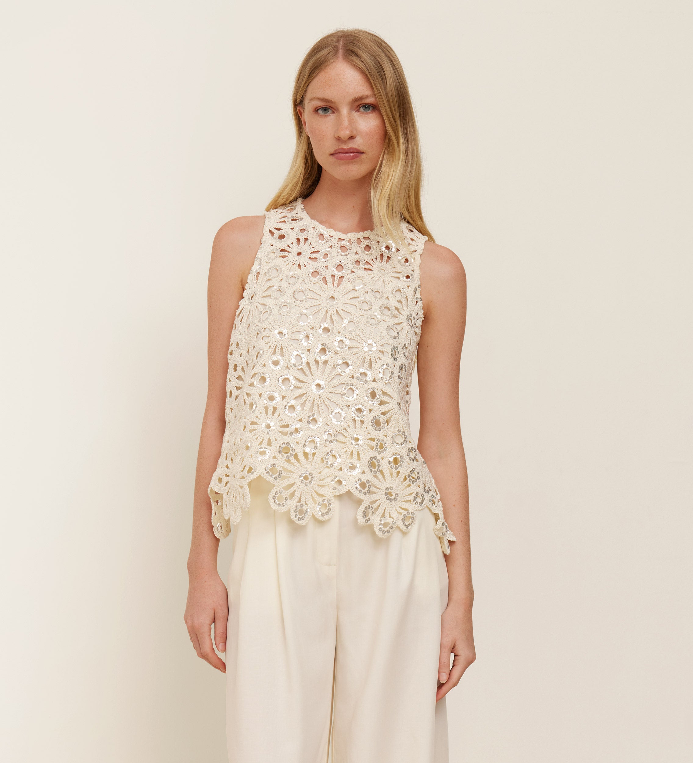 Hinged guipure top