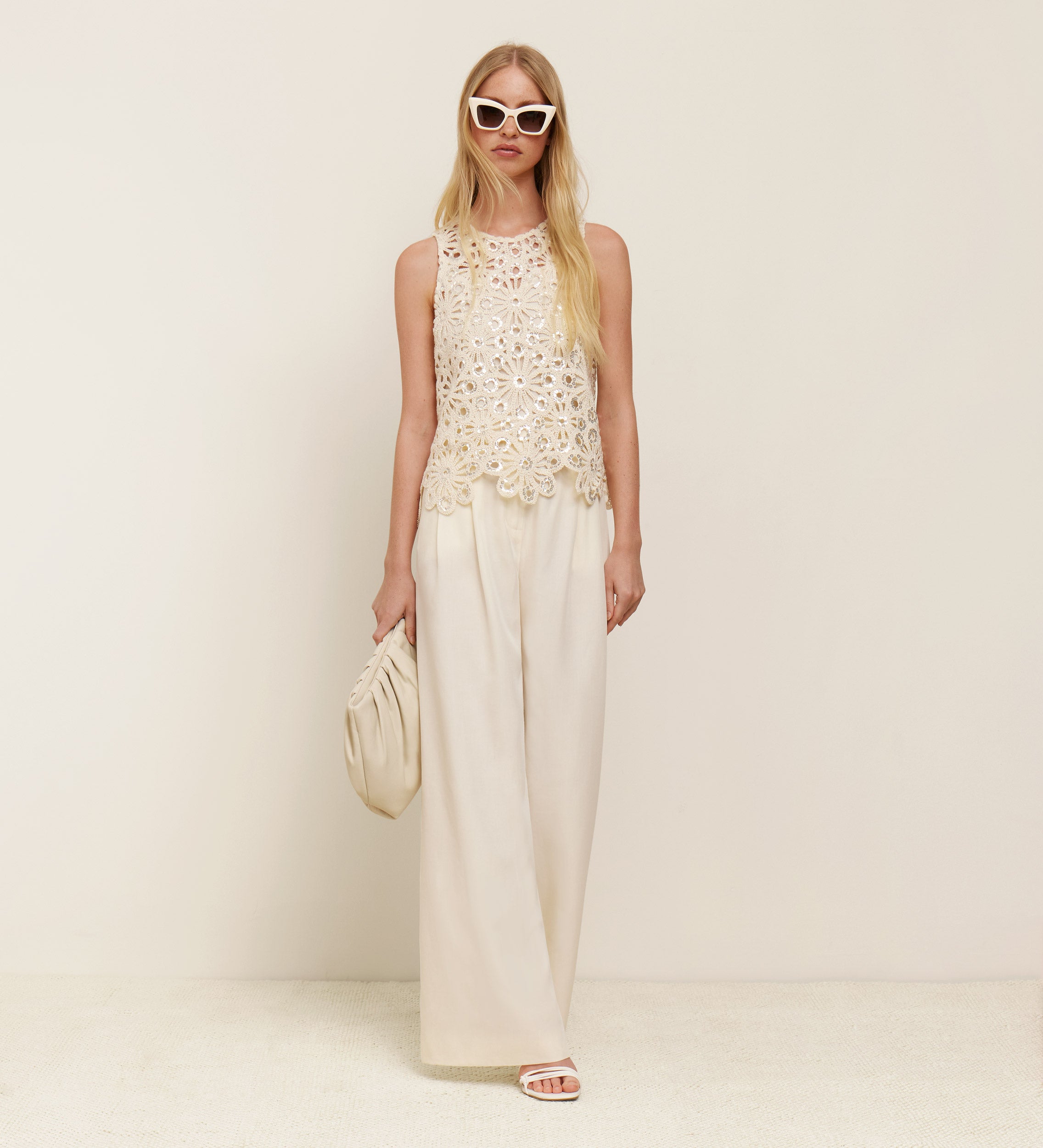 Hinged guipure top