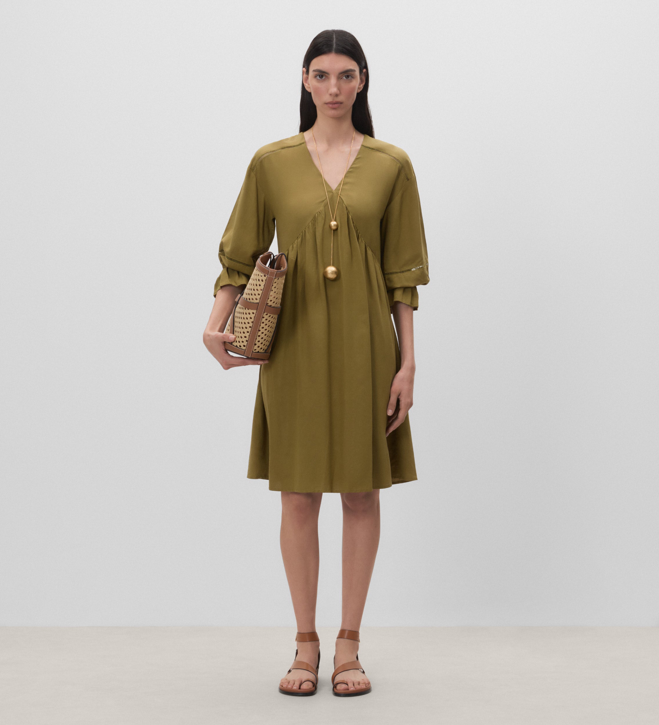 Vestido corto escote pico