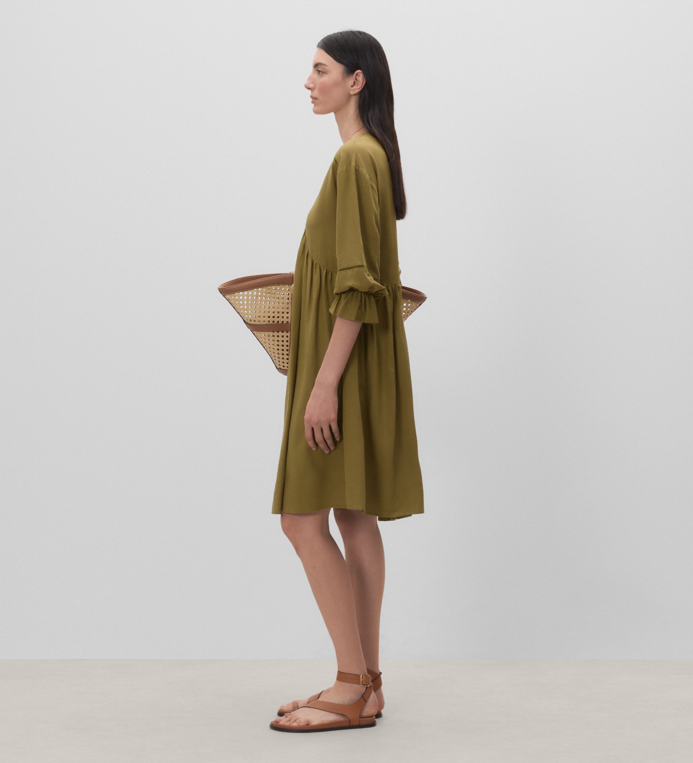 Vestido corto escote pico