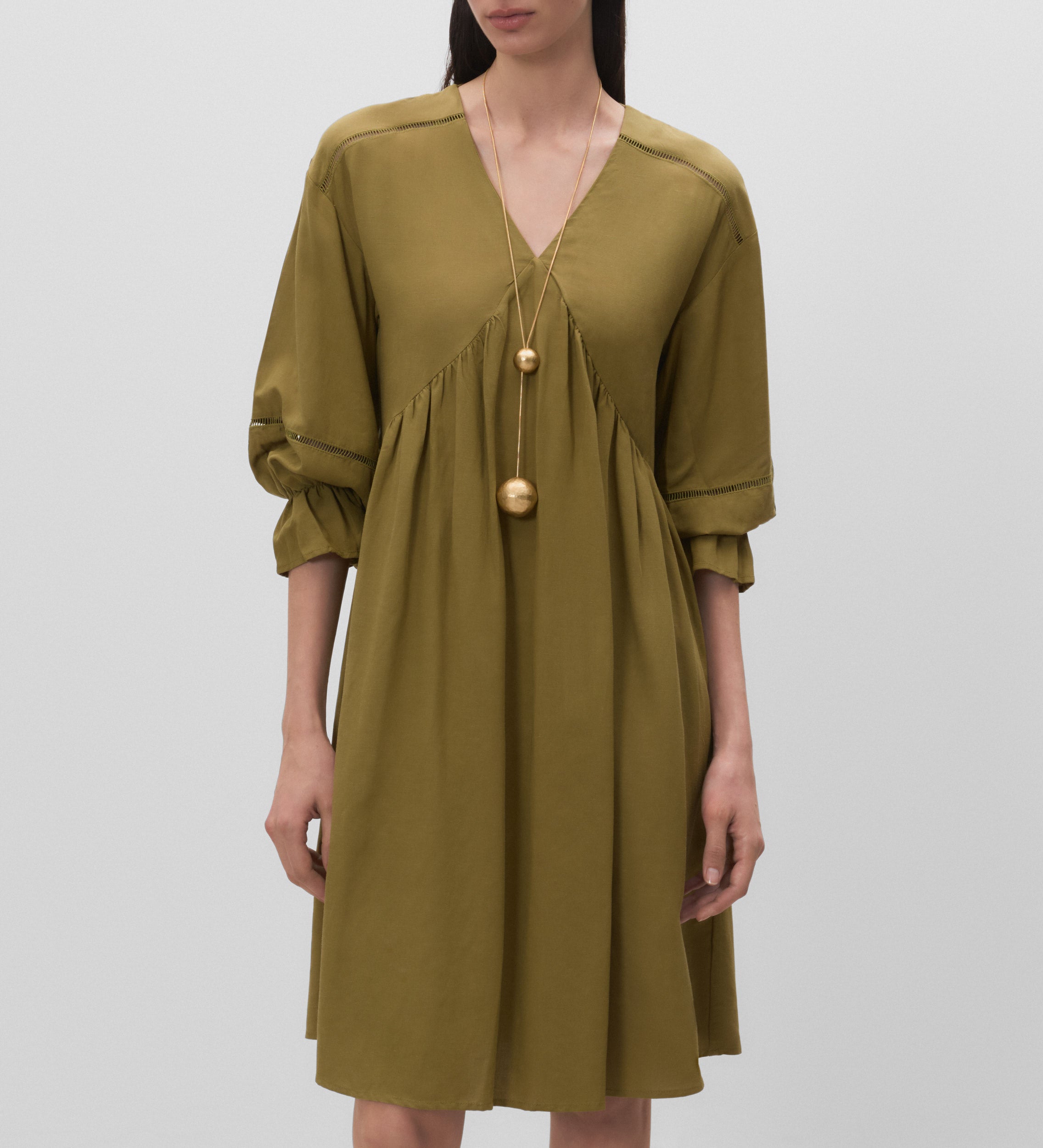 Vestido corto escote pico