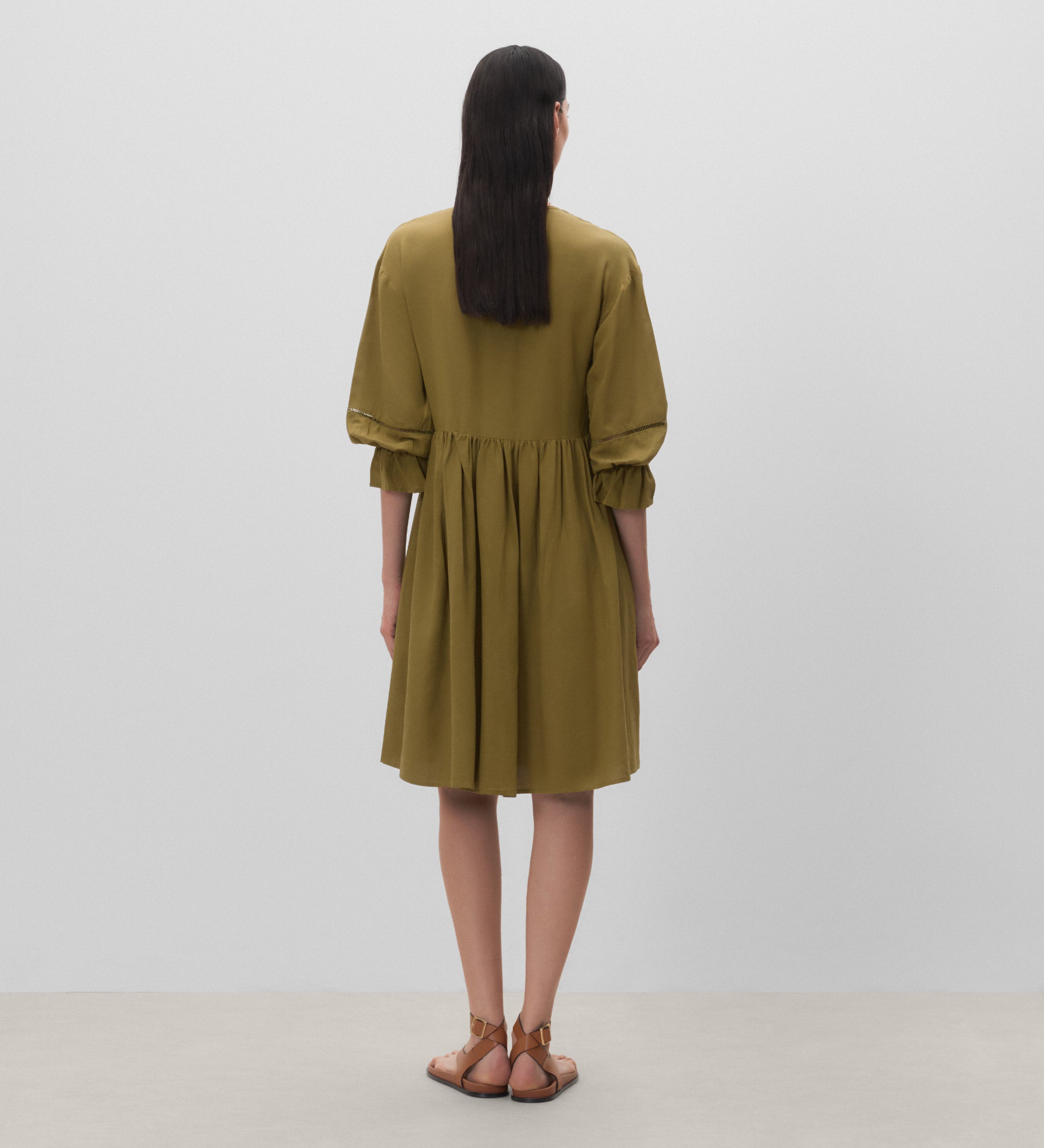 Vestido corto escote pico