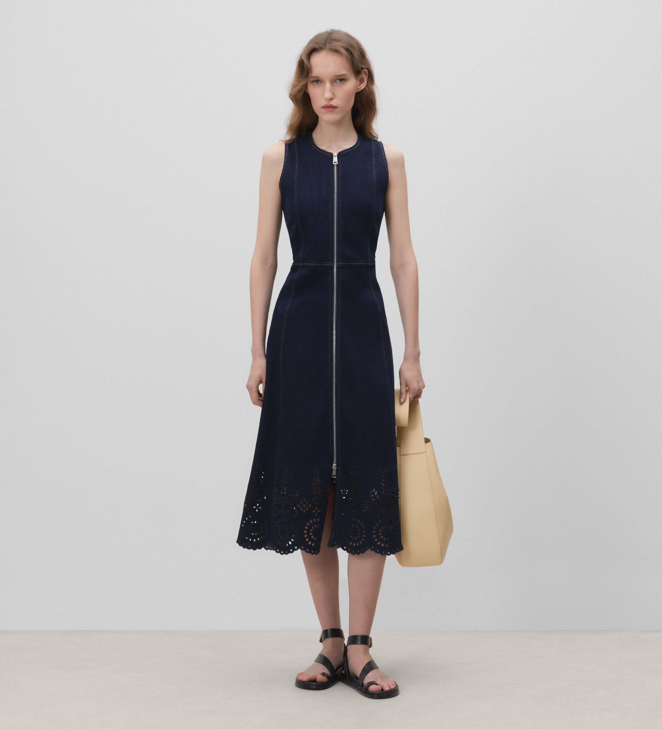 Robe en jean brodée à l'anglaise