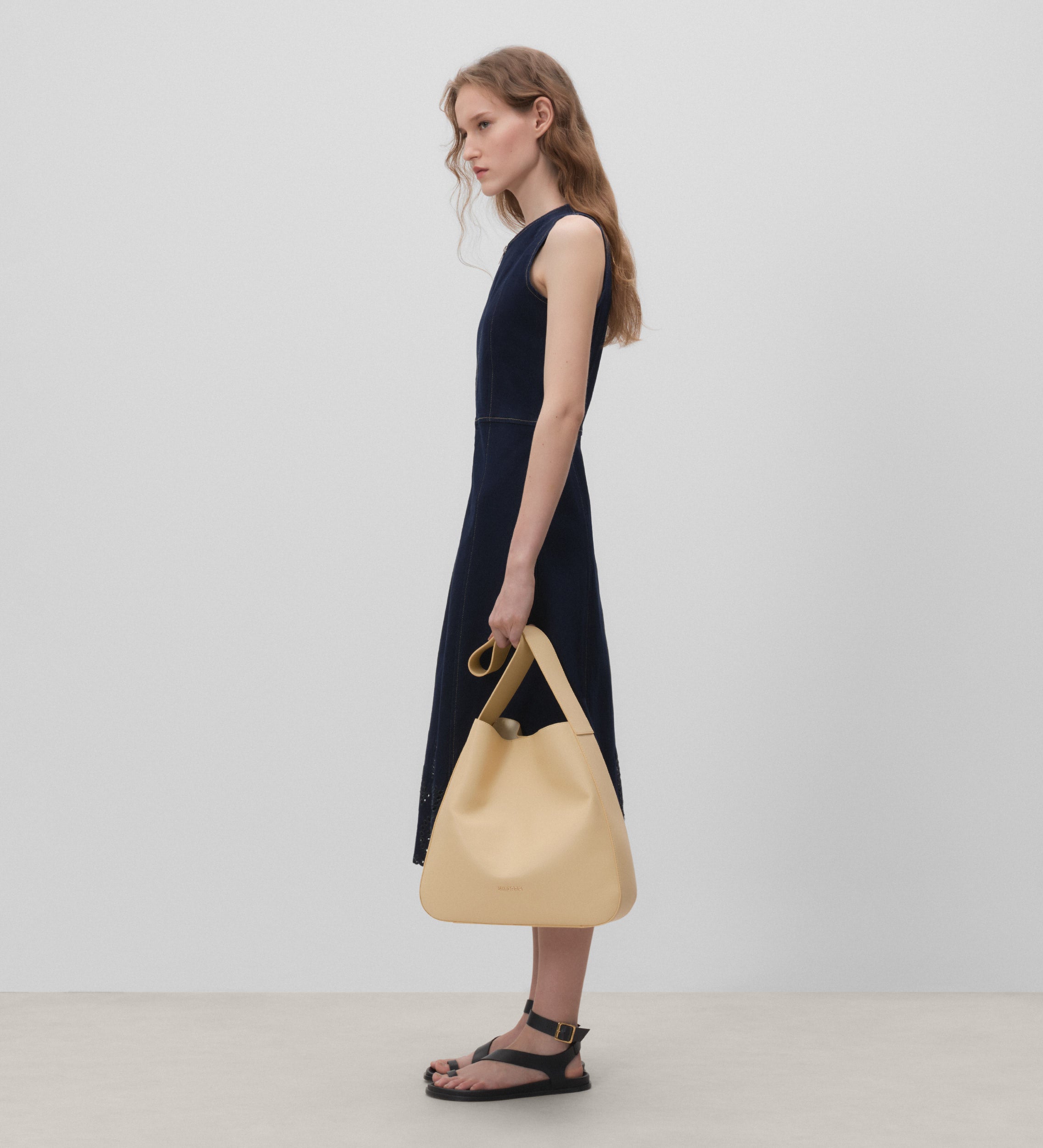 Robe en jean brodée à l'anglaise