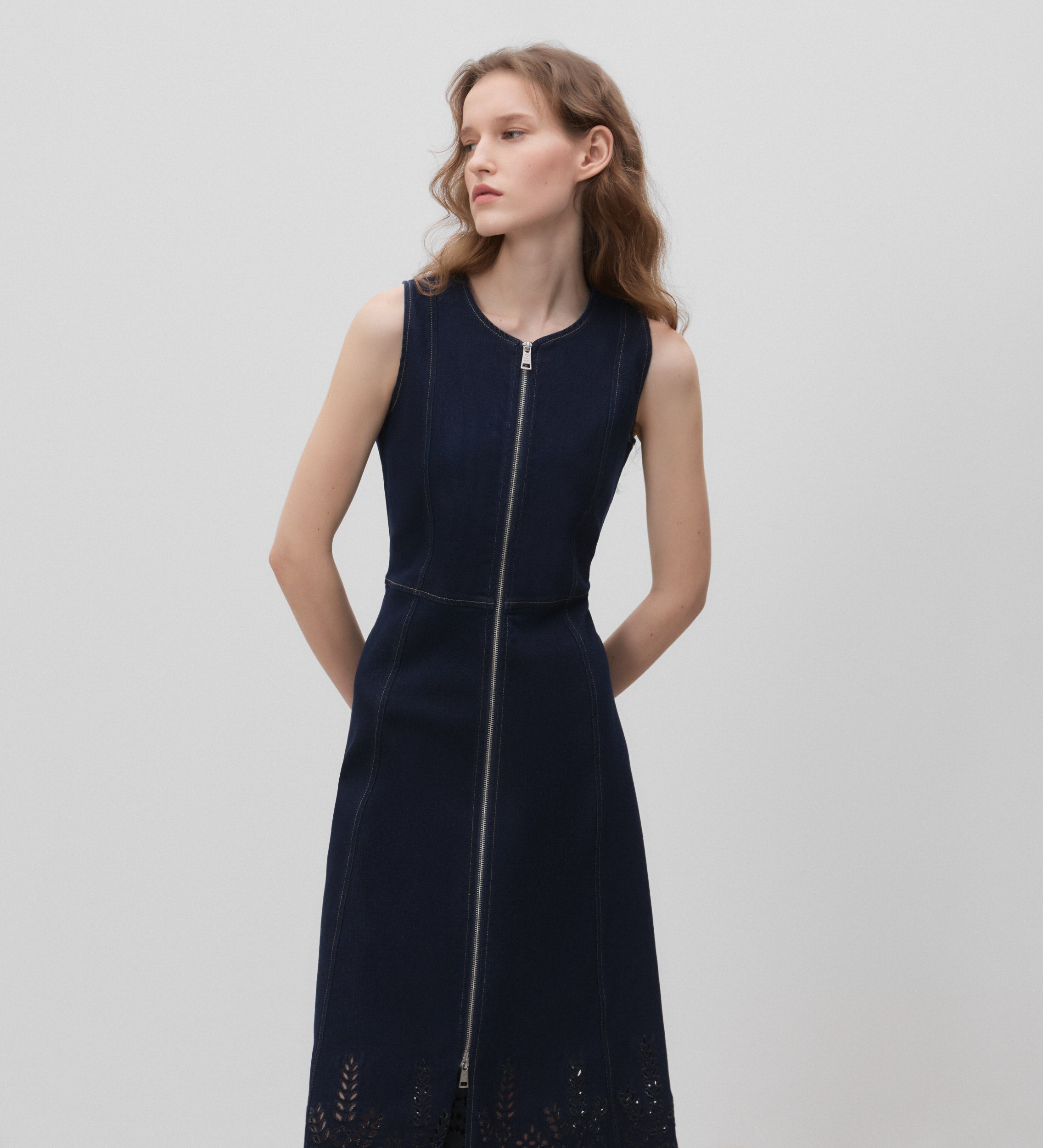 Robe en jean brodée à l'anglaise